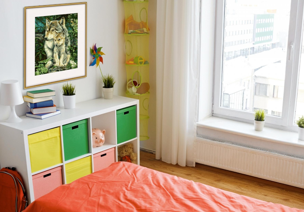 Ein Schlafzimmer mit einem Bett, weißem Regal, Spielzeug und einem Bild von Wölfen.