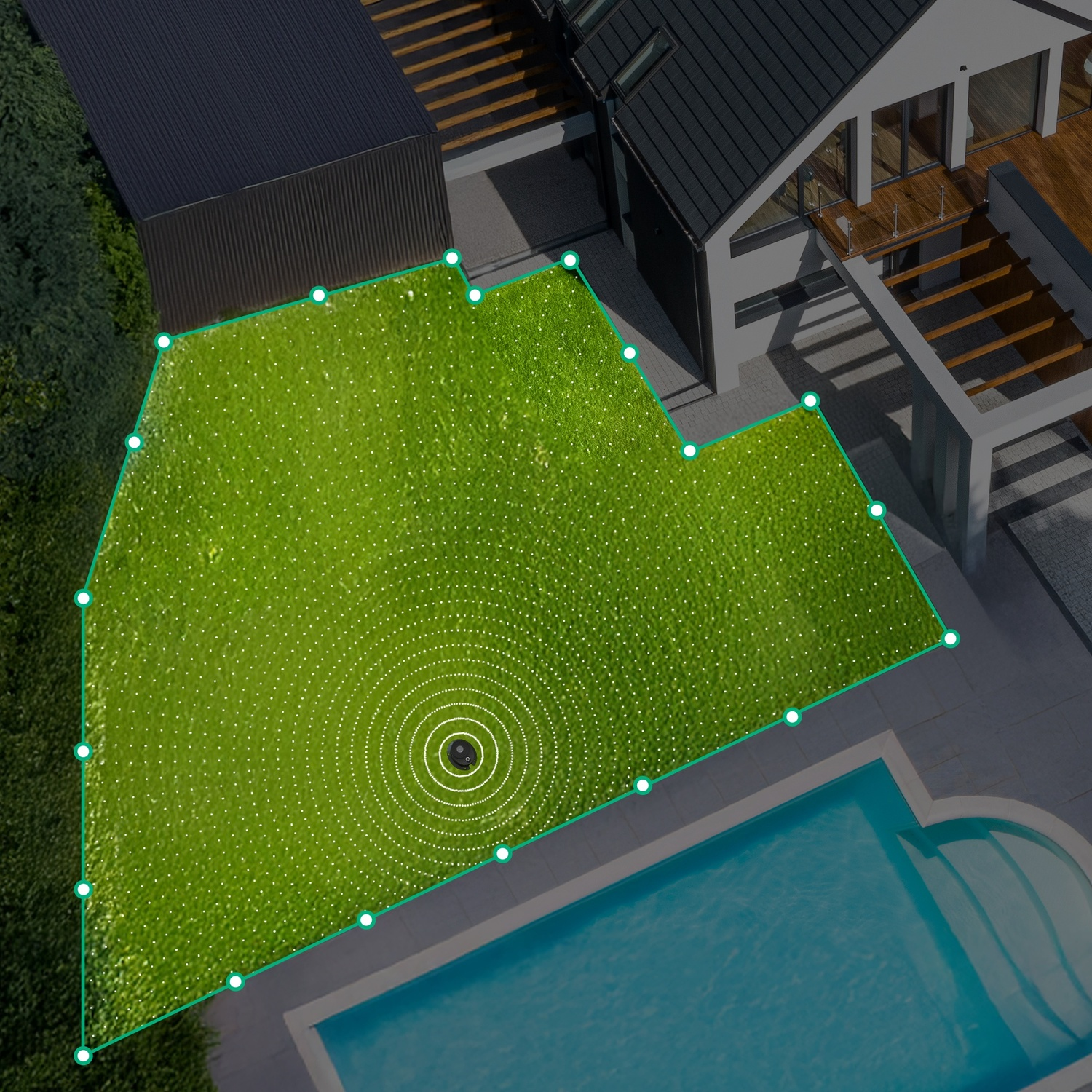 Un robot tosaerba su un prato verde vicino a una piscina e una casa moderna.