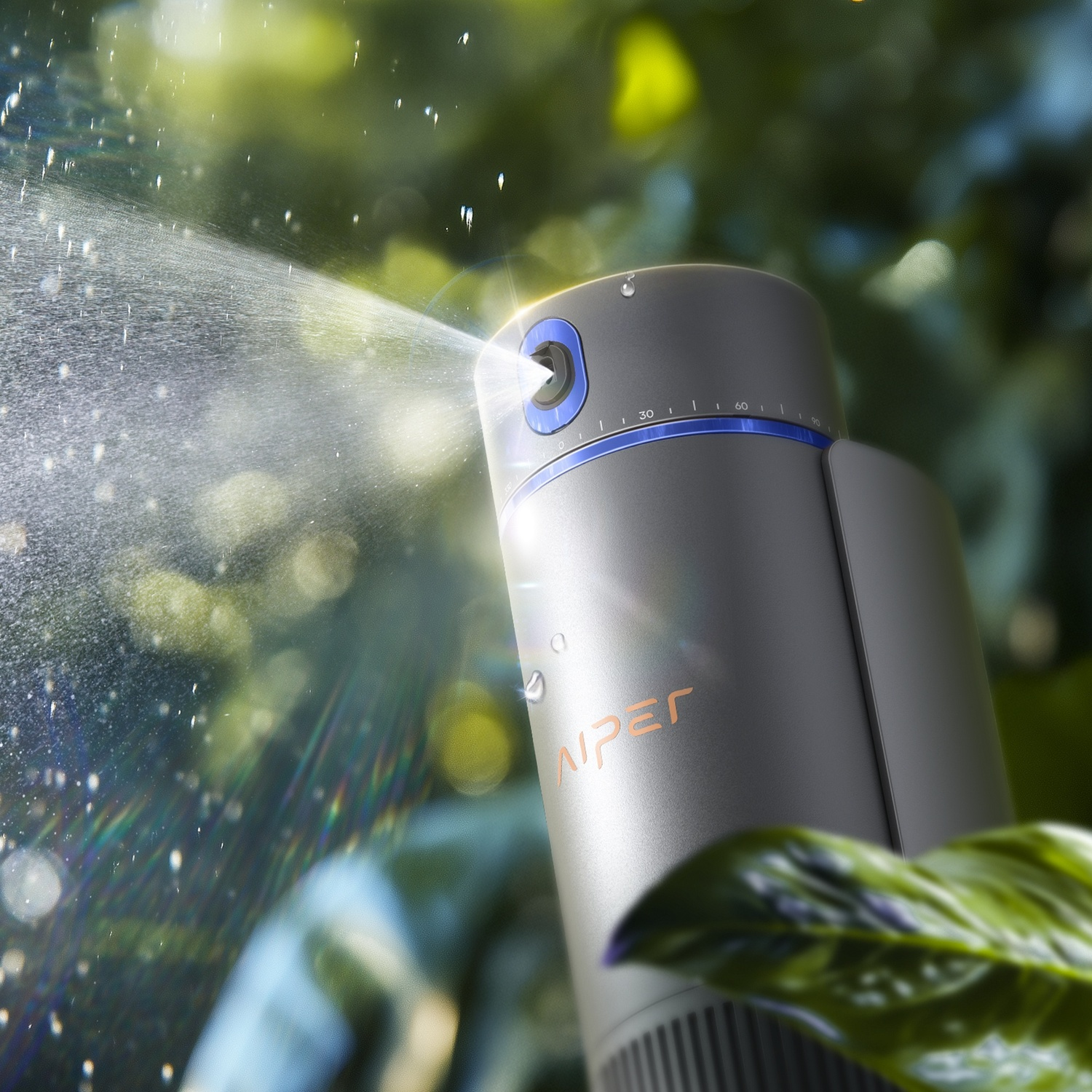 Un irrigatore spruzza acqua vicino a foglie verdi alla luce del sole, con gocce.