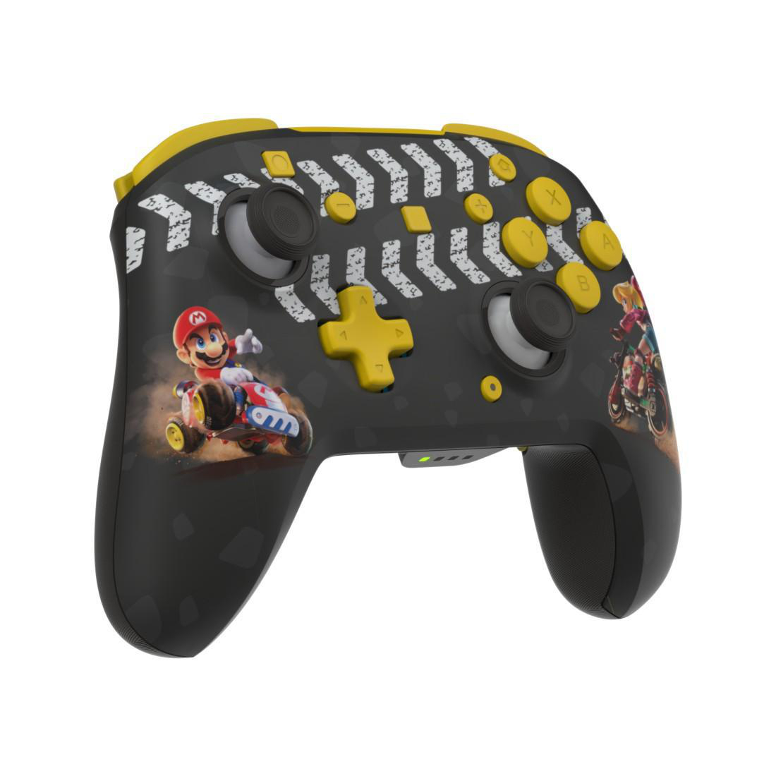 Schwarzer Controller mit Mario Kart-Motiven und gelben Akzenten.