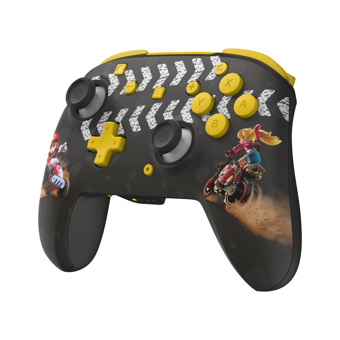 Schwarzer Gamecontroller mit gelben Akzenten, Mario Kart-Figuren und Renn-Grafiken.