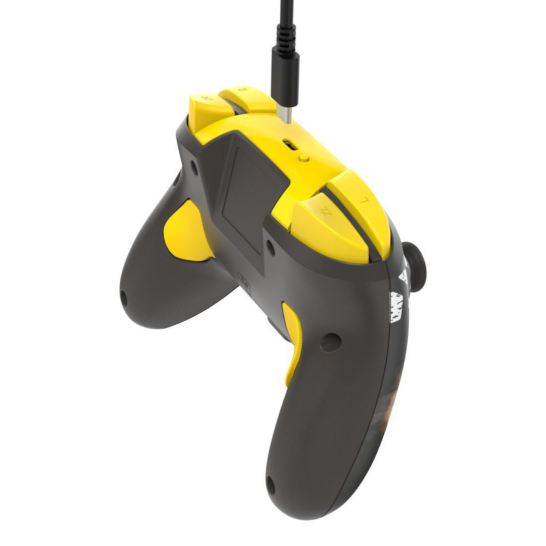 Ein schwarzer und gelber Gamecontroller mit Kabelanschluss.