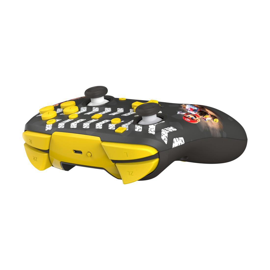 Eine schwarze und gelbe Controller mit Mario-Figuren und Renn-Grafiken.