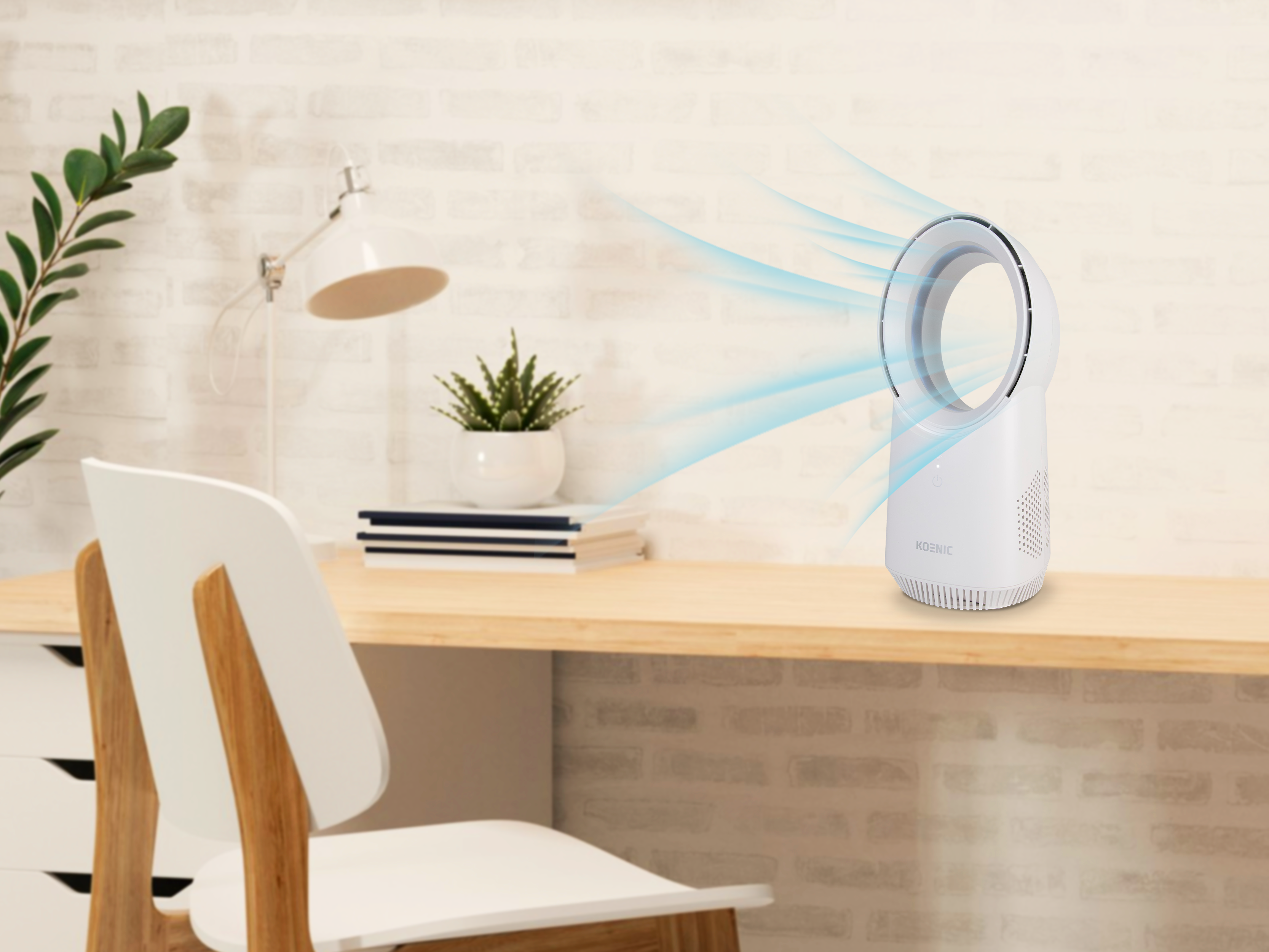 Egy fehér toronyventilátor kék levegőt fúj egy íróasztalra.