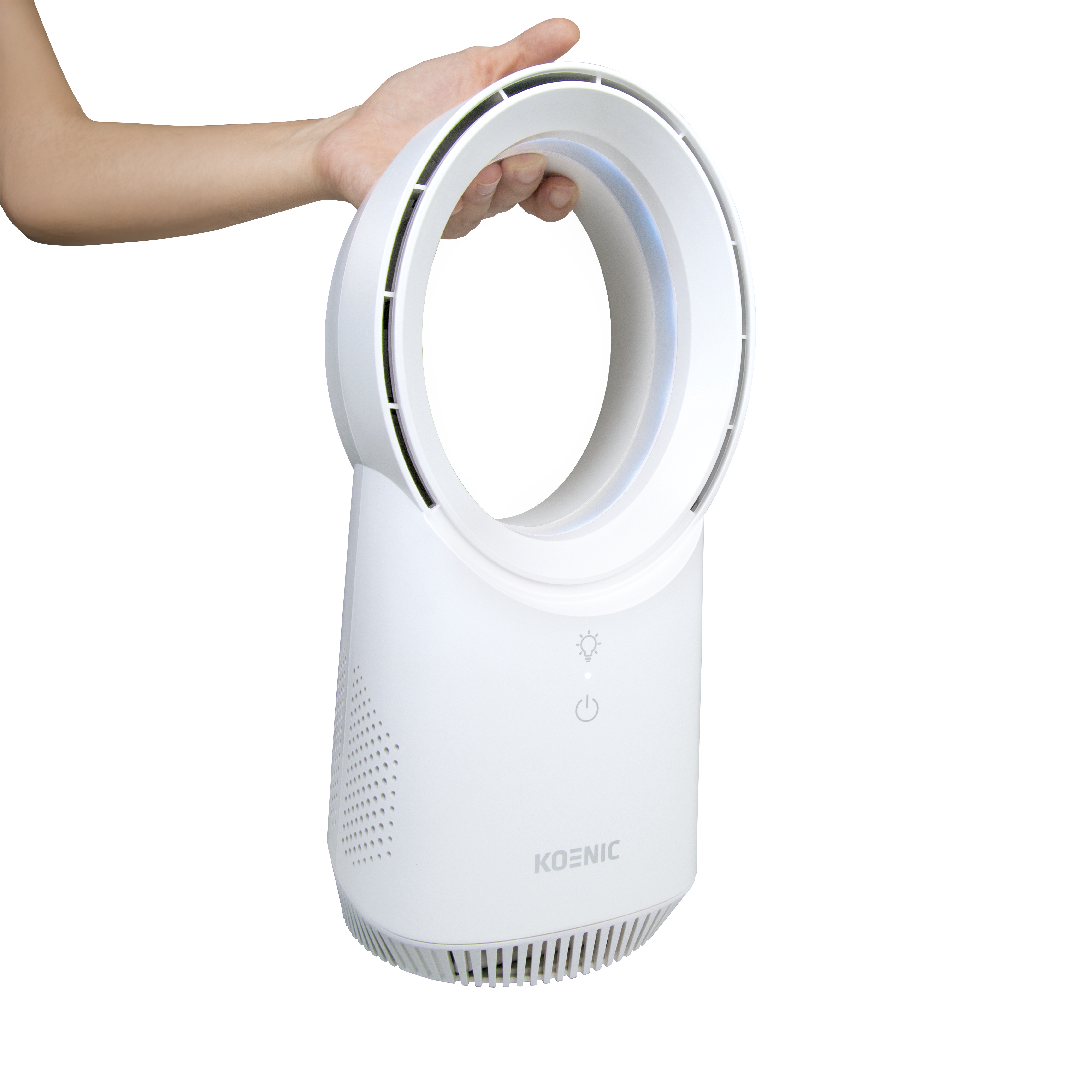 Egy kéz fog egy fehér, lapát nélküli, kerek fogantyús ventilátort.