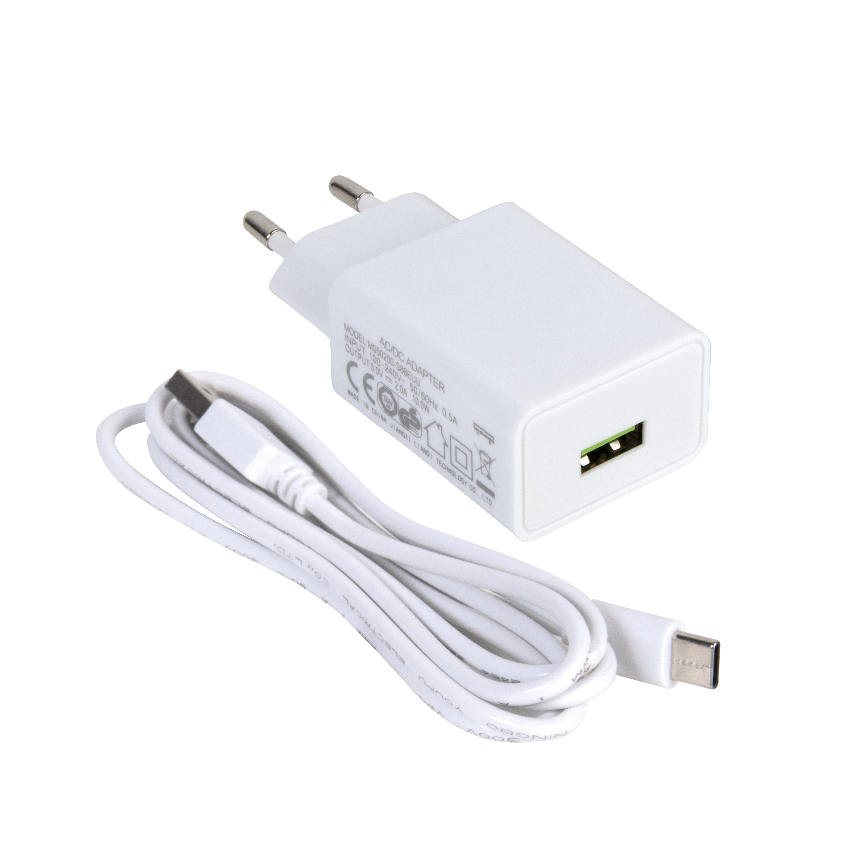 Fehér AC/DC adapter USB-C kábellel fekete háttéren.