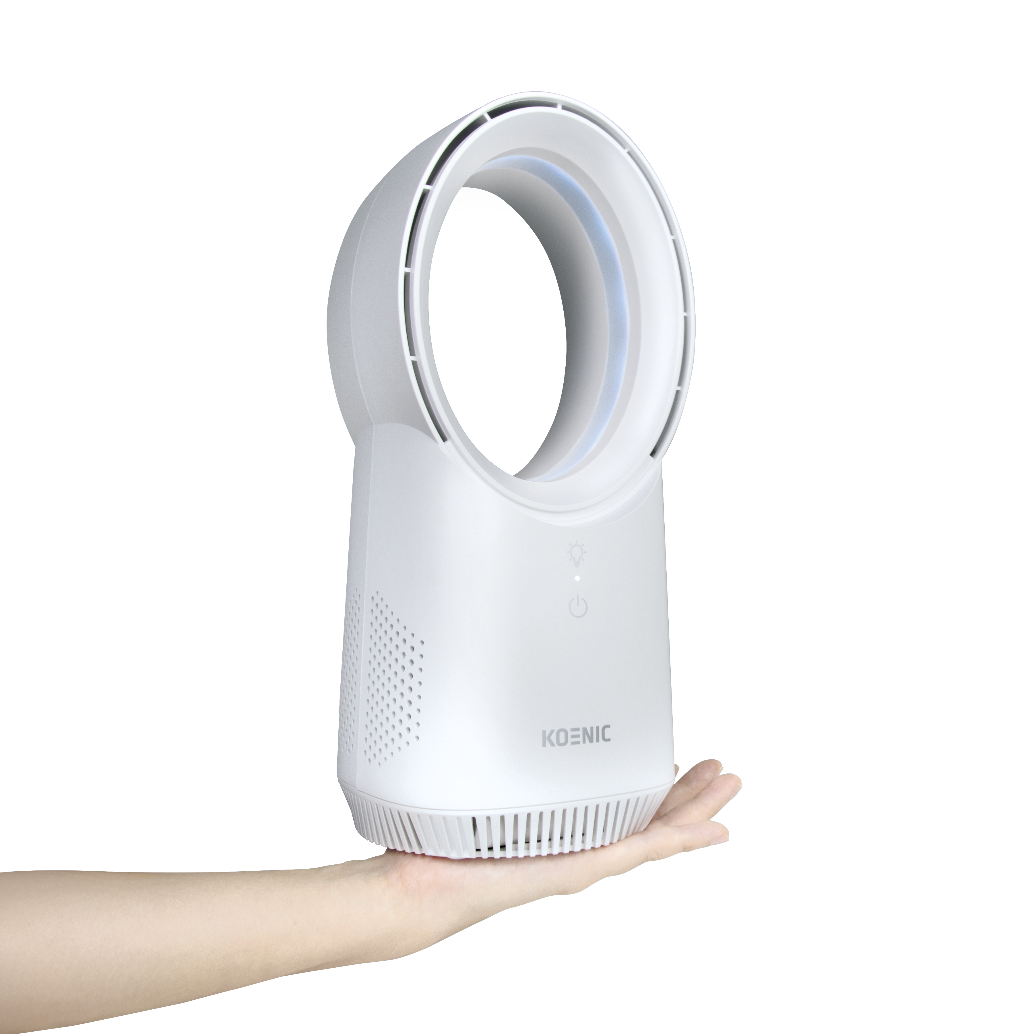 Egy fehér, lapát nélküli lámpa egy kézen, fénnyel körbezárva.