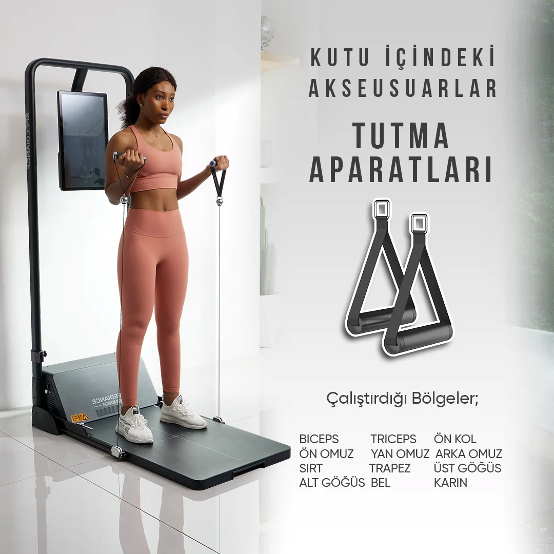 Pembe spor kıyafetli kadın, fitness makinesi ve tutamaklarla egzersiz yapıyor.