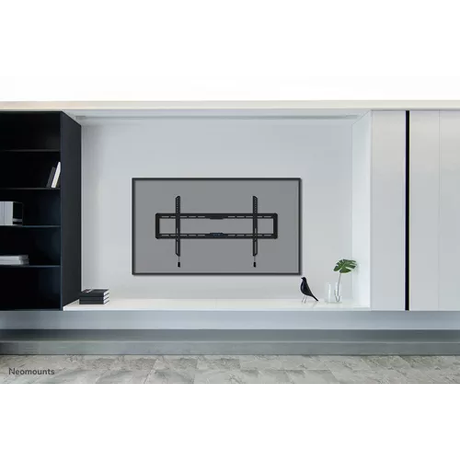 Een moderne woonruimte met een grote flatscreen-tv aan een muurbeugel.