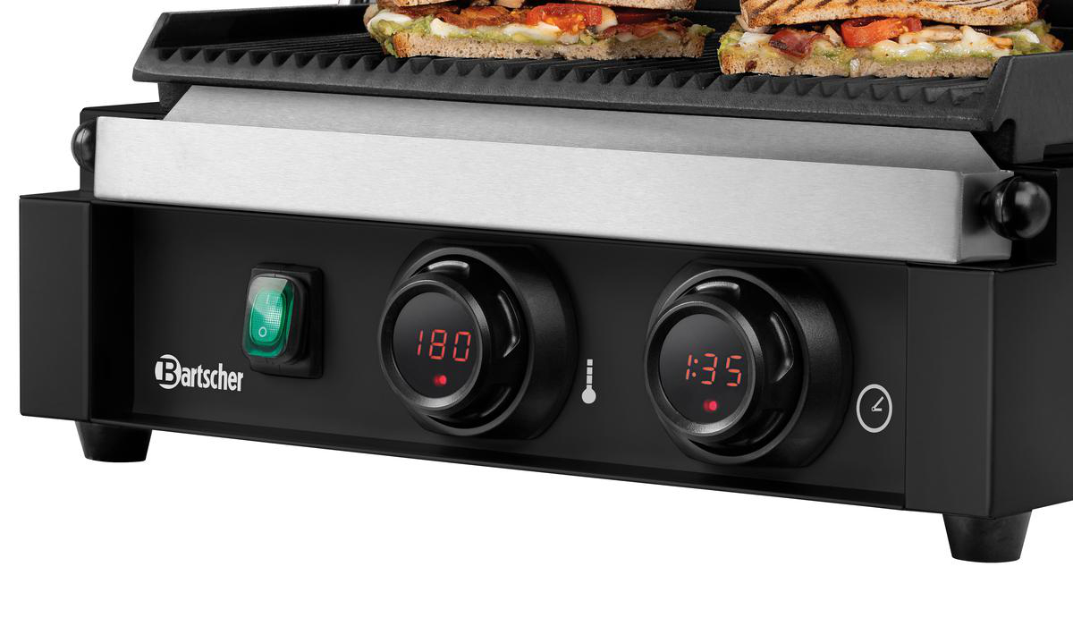 Ein Sandwich wird auf einem Kontaktgrill mit digitalen Anzeigen für Temperatur und Zeit zubereitet.
