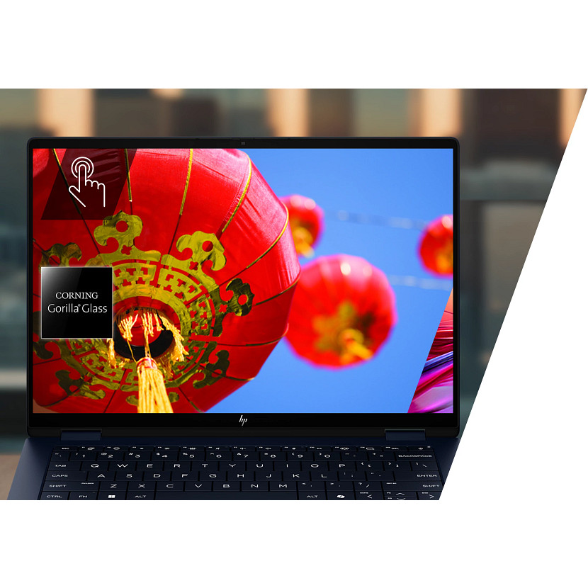 Laptop wyświetla czerwone chińskie lampiony na tle niebieskiego nieba. Corning Gorilla Glass.
