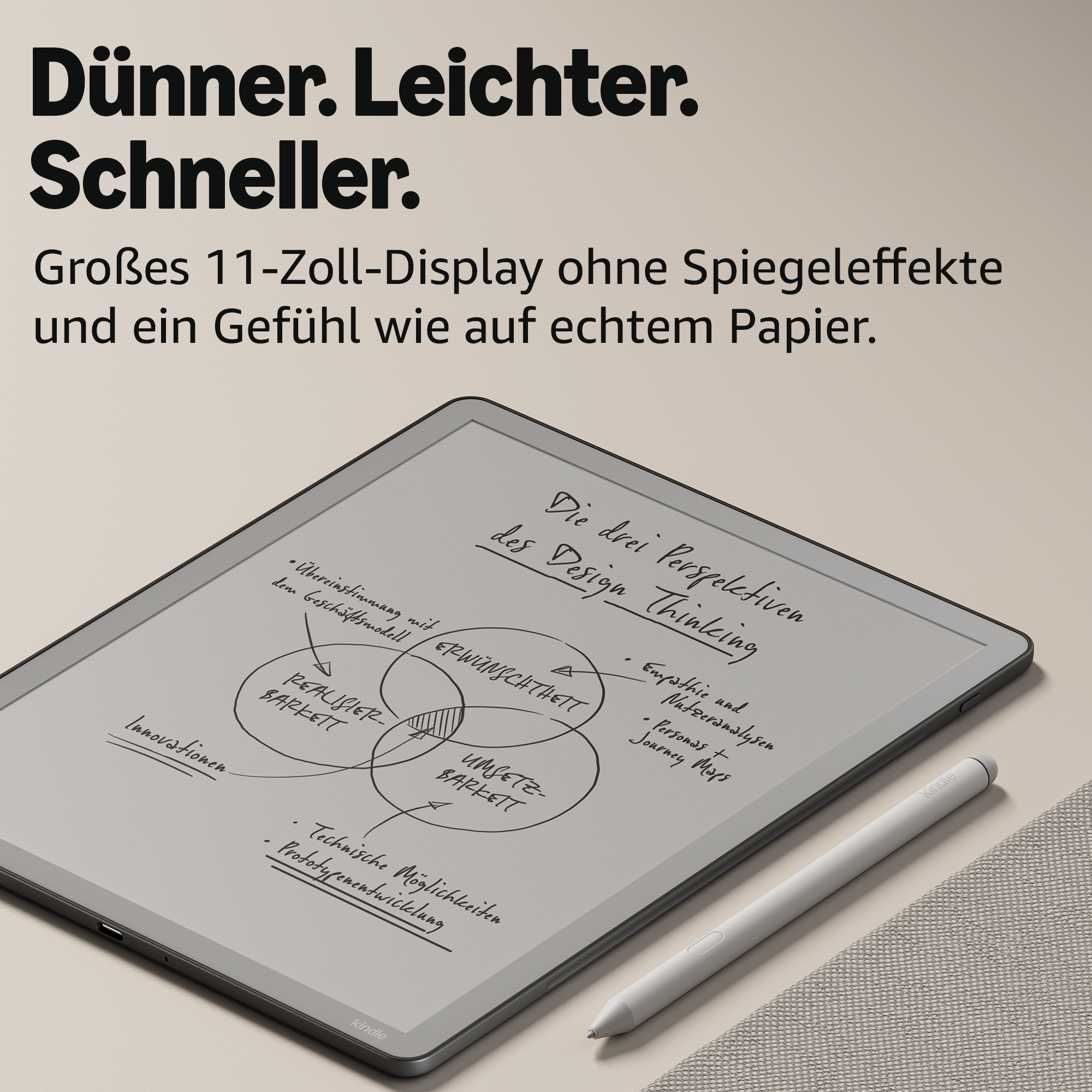Ein Kindle mit Stift liegt auf einem Beigestoff. Das Display zeigt eine Skizze.