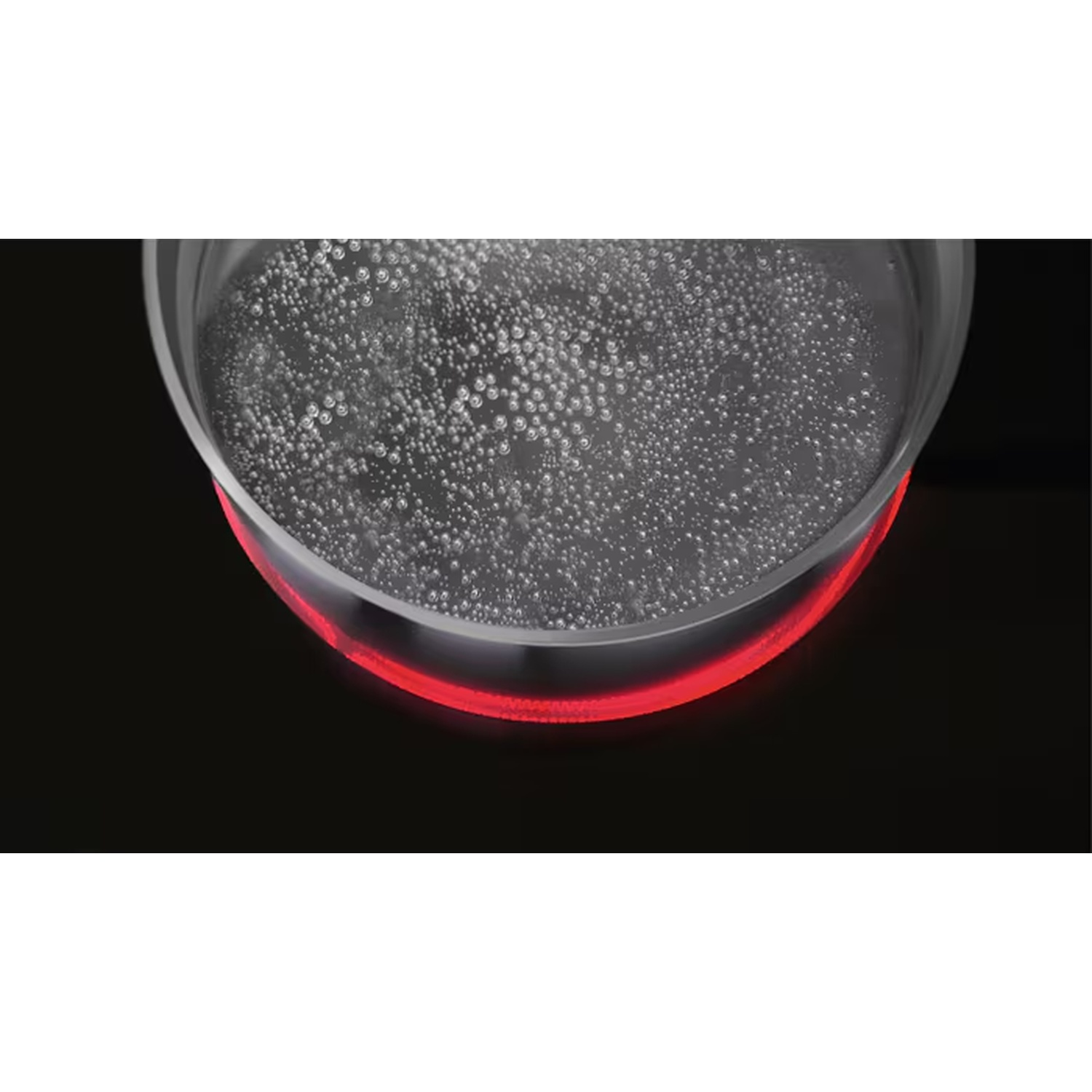 Water kookt in een pan met rood verwarmingselement eronder.