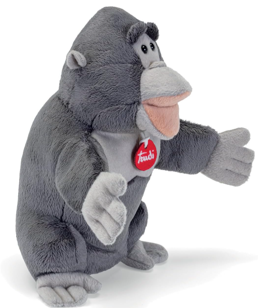 Ein grauer Gorilla-Plüschtier sitzt mit erhobenen Armen und einem roten Trudi-Etikett.