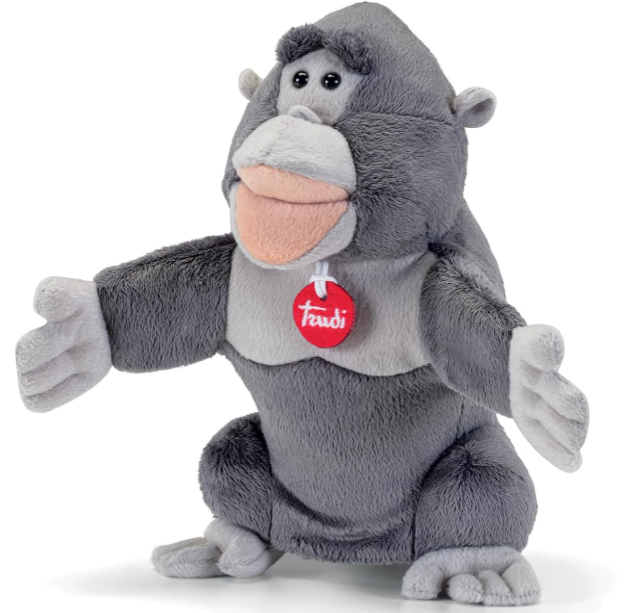 Ein grauer Plüschgorilla mit einem roten Trudi-Anhänger sitzt und streckt die Arme aus.