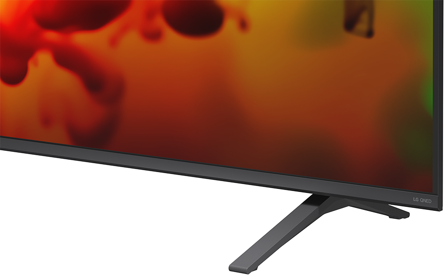 Egy LG QNED TV absztrakt piros és sárga hátteret jelenít meg.