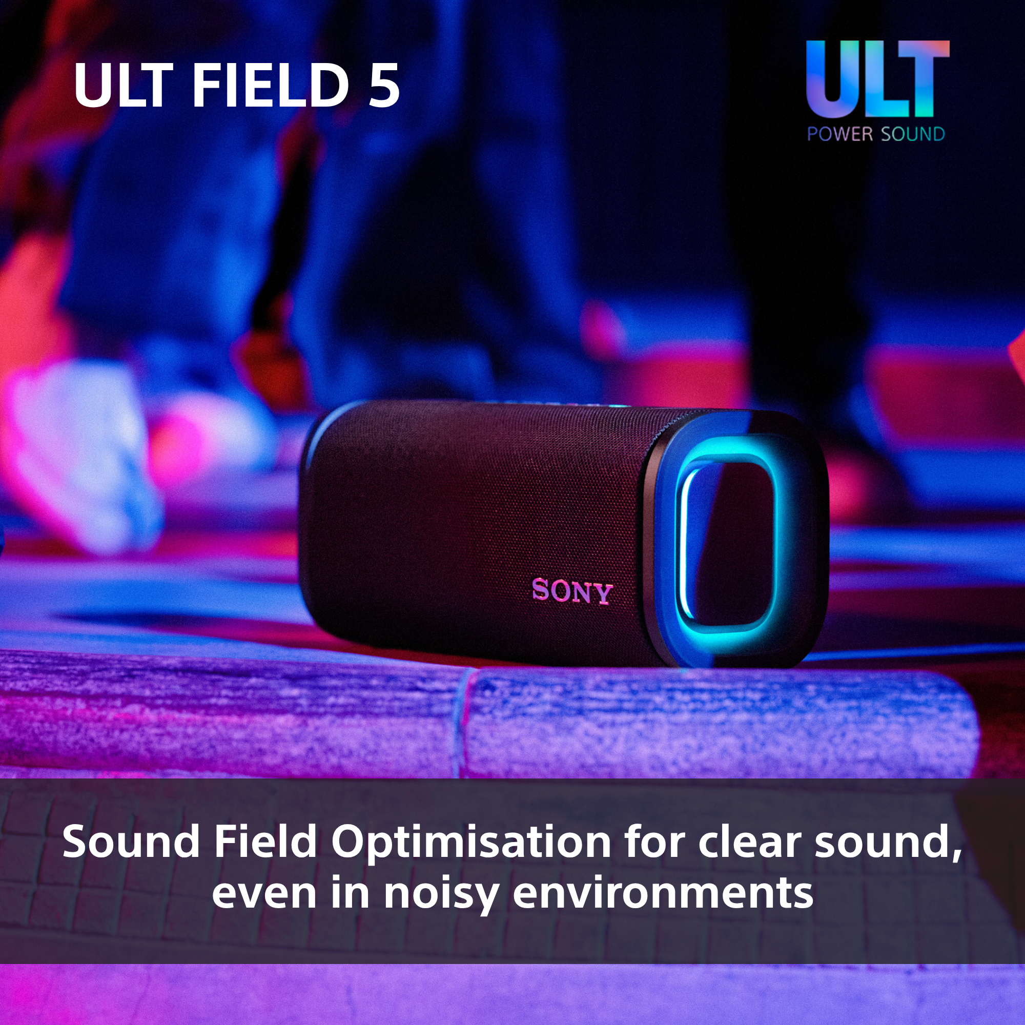 Sony ULT Field 5 Lautsprecher mit blauem Licht auf einer Oberfläche mit lila Beleuchtung.