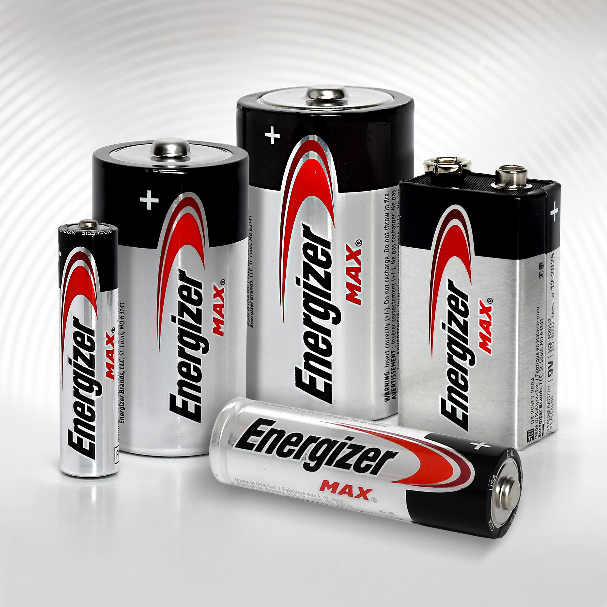 Fünf Energizer Max Batterien, verschiedene Größen, auf weißem Hintergrund.