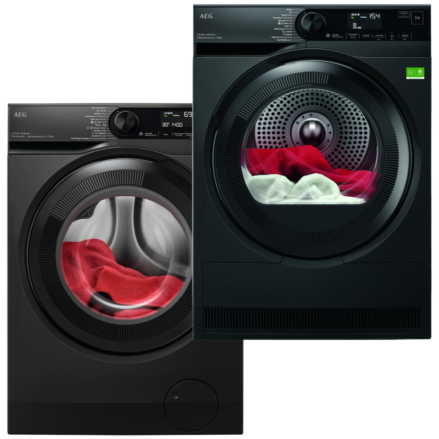 Deux machines à laver AEG noires. Une à gauche avec des vêtements rouges, l'autre à droite avec des vêtements rouges et blancs.