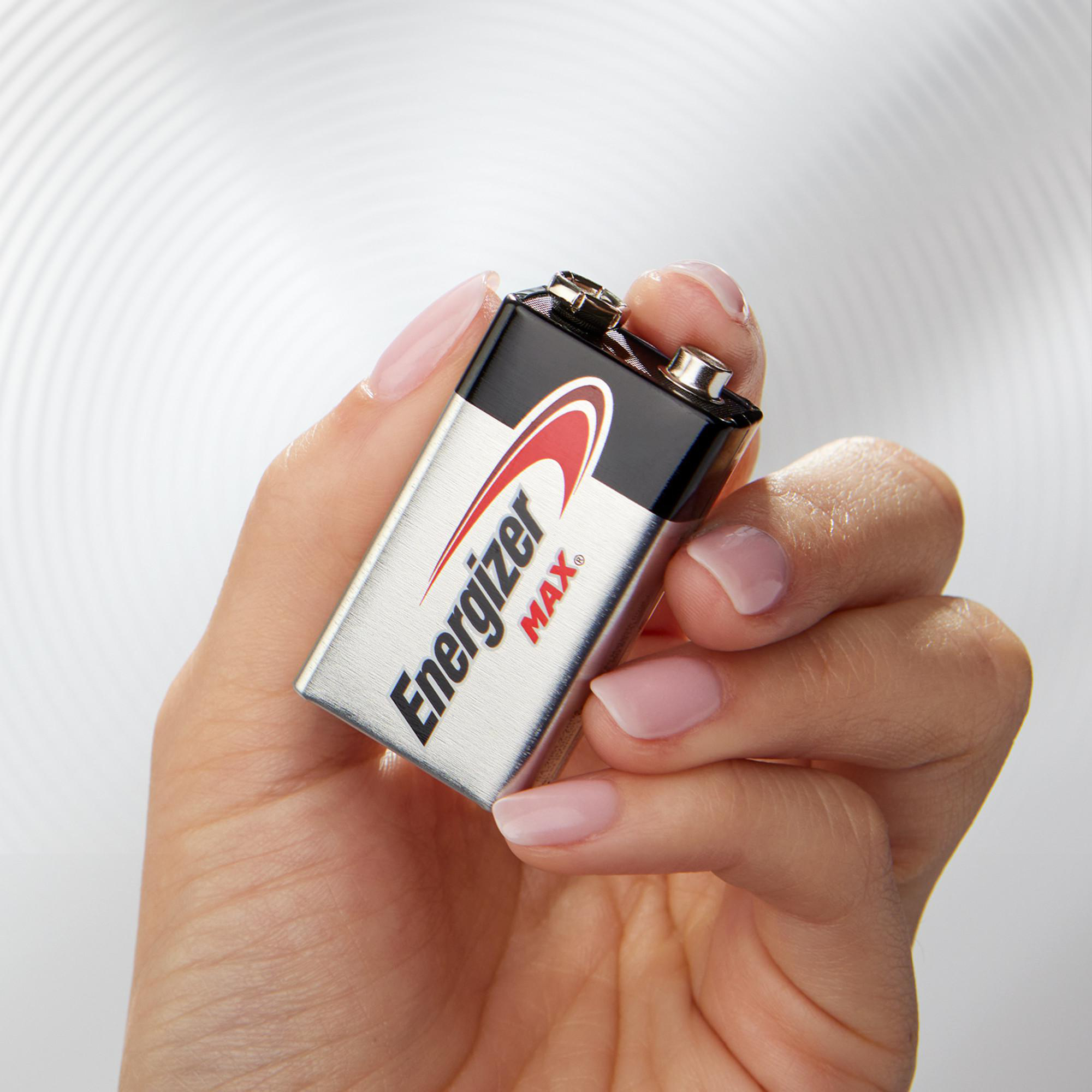 Eine Hand hält eine silberne Energizer Max 9V Batterie.