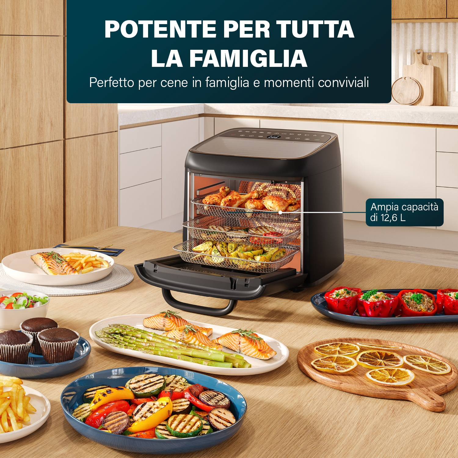Un forno friggitrice ad aria nero con cibo, posto su un tavolo di legno.