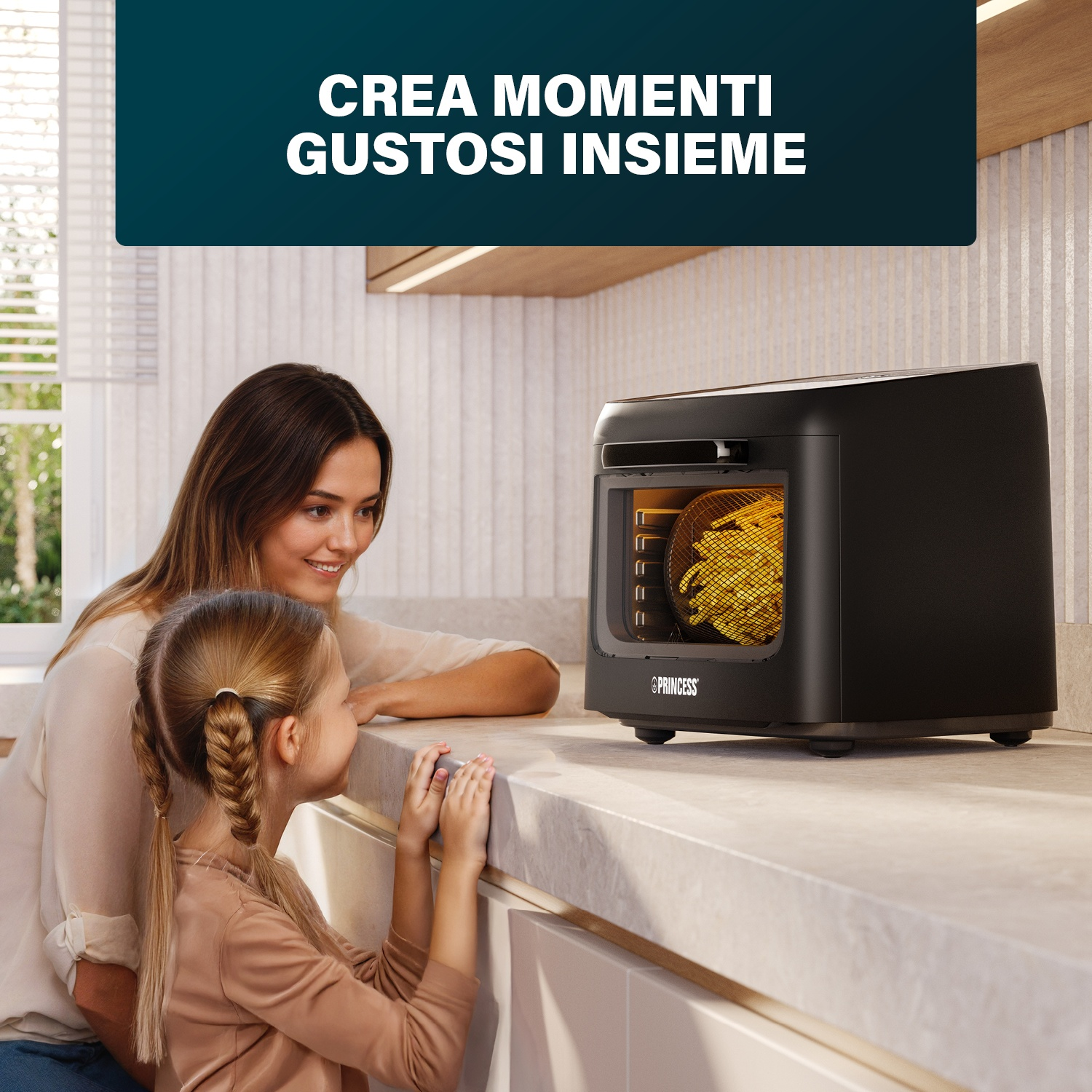 Madre e figlia guardano patatine fritte cuocere in una friggitrice ad aria nera su un bancone.