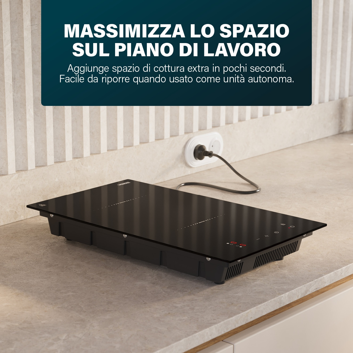 Piano cottura a induzione nero su piano di lavoro in marmo con spina nella presa a muro.
