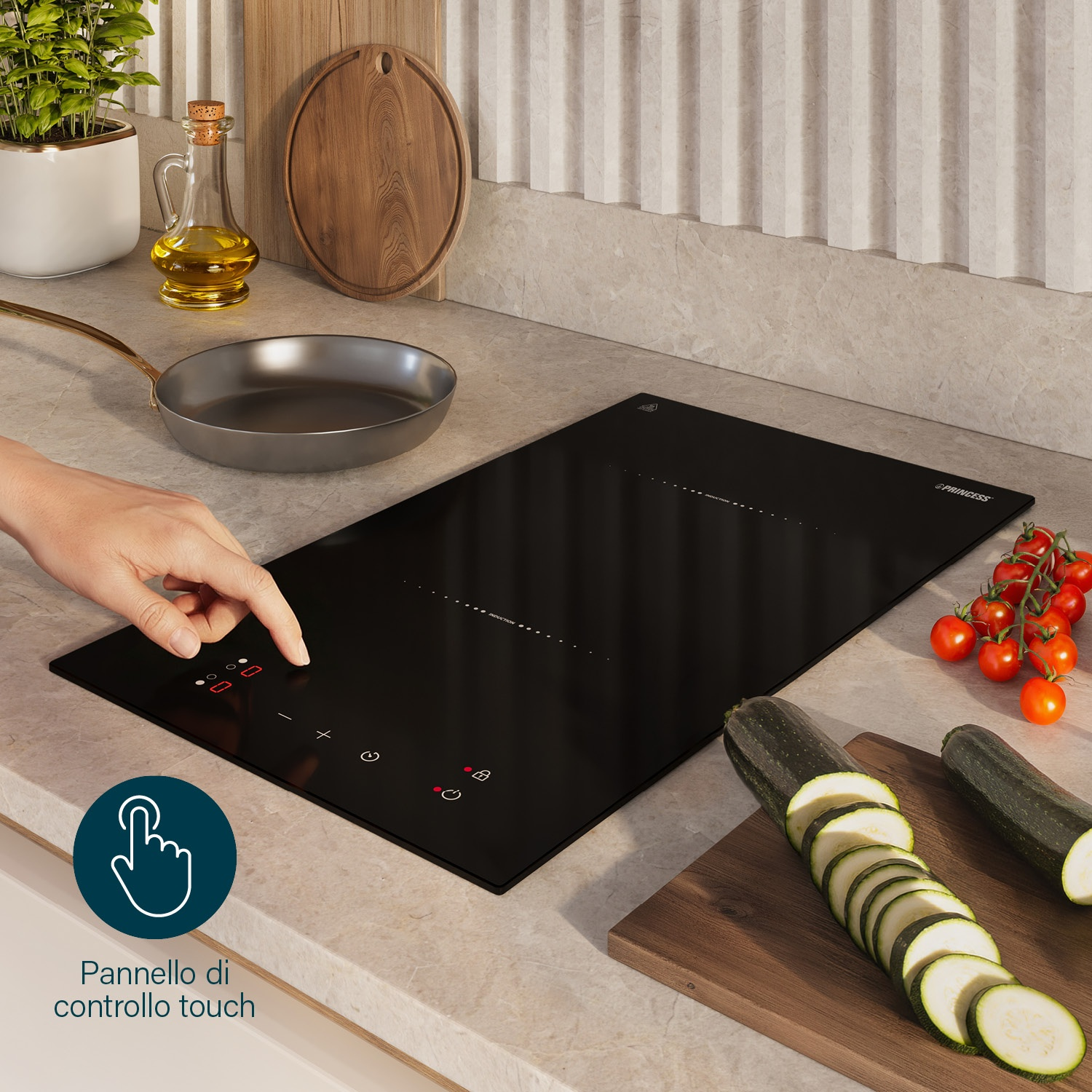 Una mano usa un piano cottura a induzione touch. Zucchine e pomodorini sono vicini.