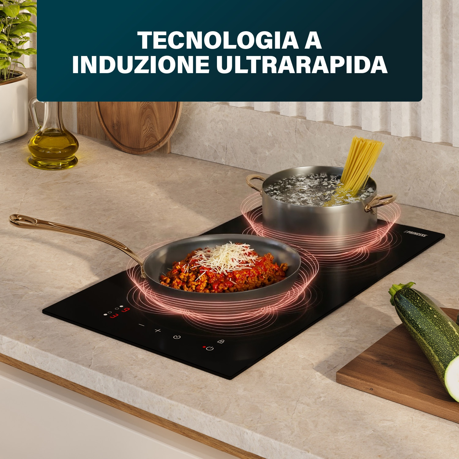 Piano cottura a induzione con carne macinata sfrigolante e pentola di pasta. Olio d'oliva vicino.