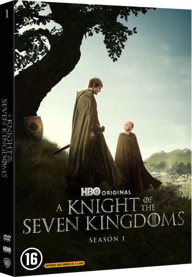 Deux hommes en cape se tiennent sur l'herbe près d'un arbre. Titre : A Knight of the Seven Kingdoms S1.