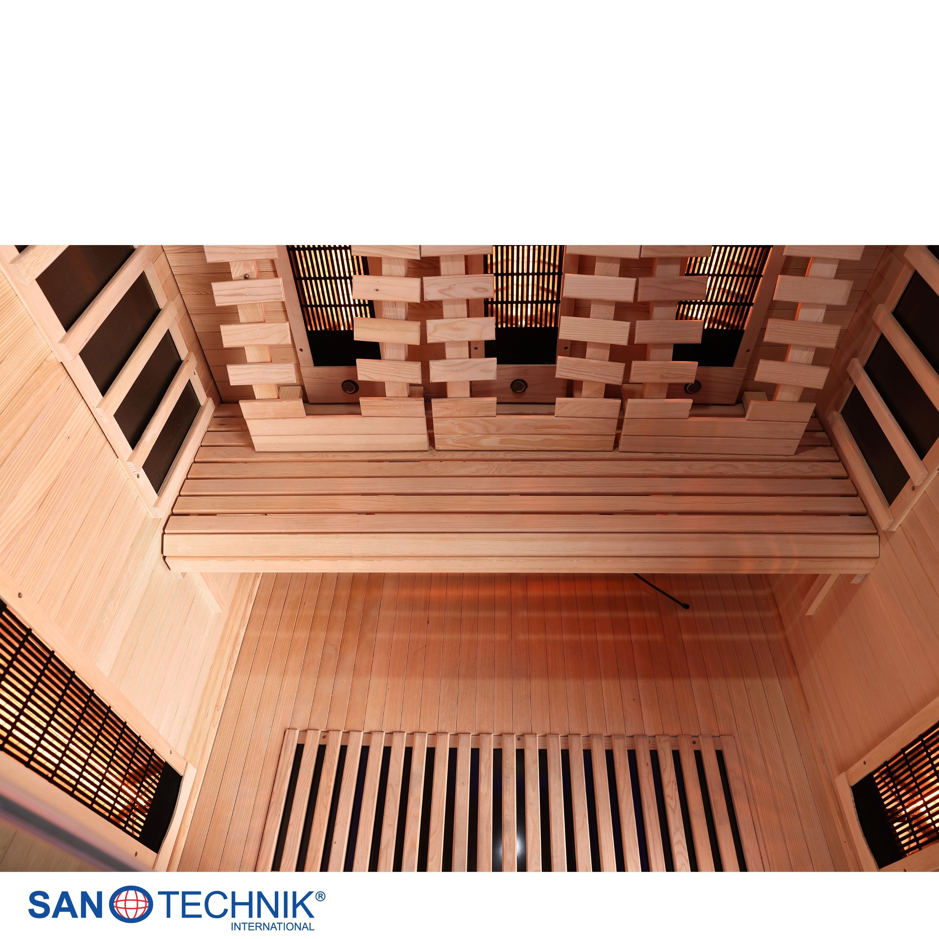 Innenansicht einer Holzsauna mit Sitzbank, Heizstrahlern und Belüftungsgittern.