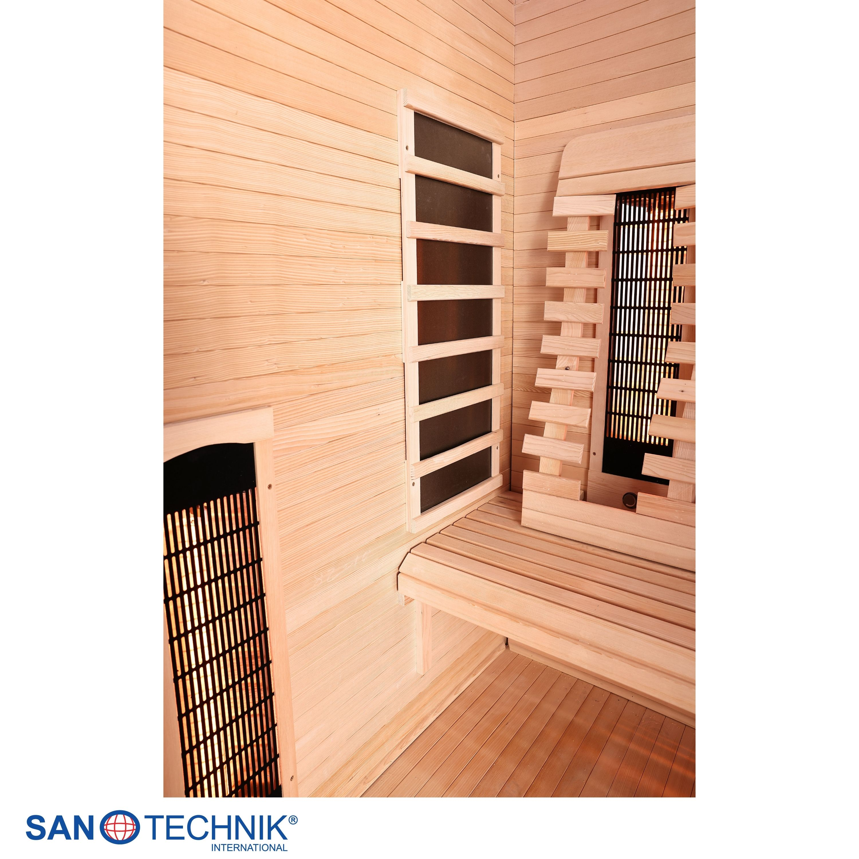 Holzsauna mit Sitzbank, Heizstrahlern und Lüftungsschlitzen.