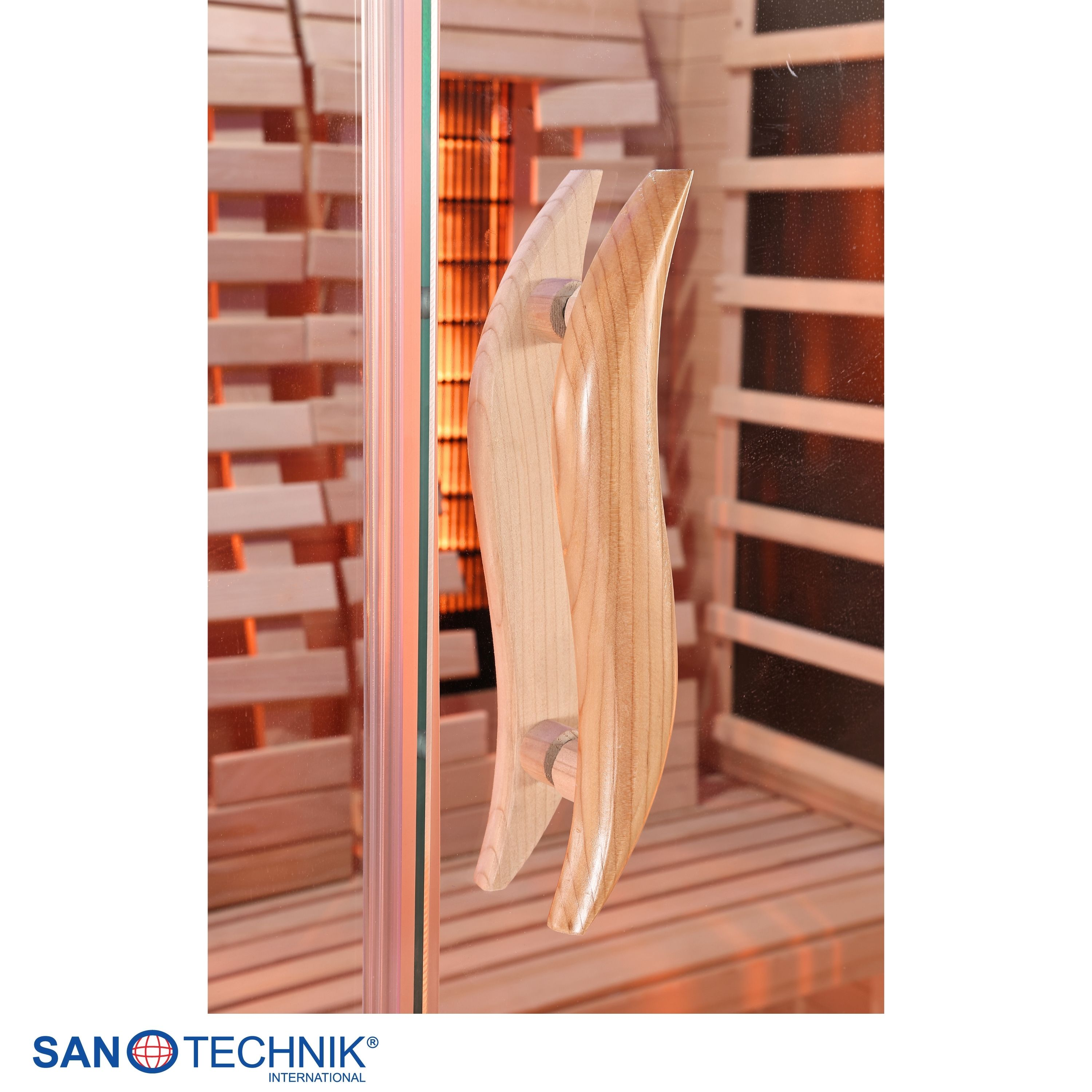 Holztürgriff an einer Glastür einer Sauna mit Holzwänden und Infrarotstrahlern.