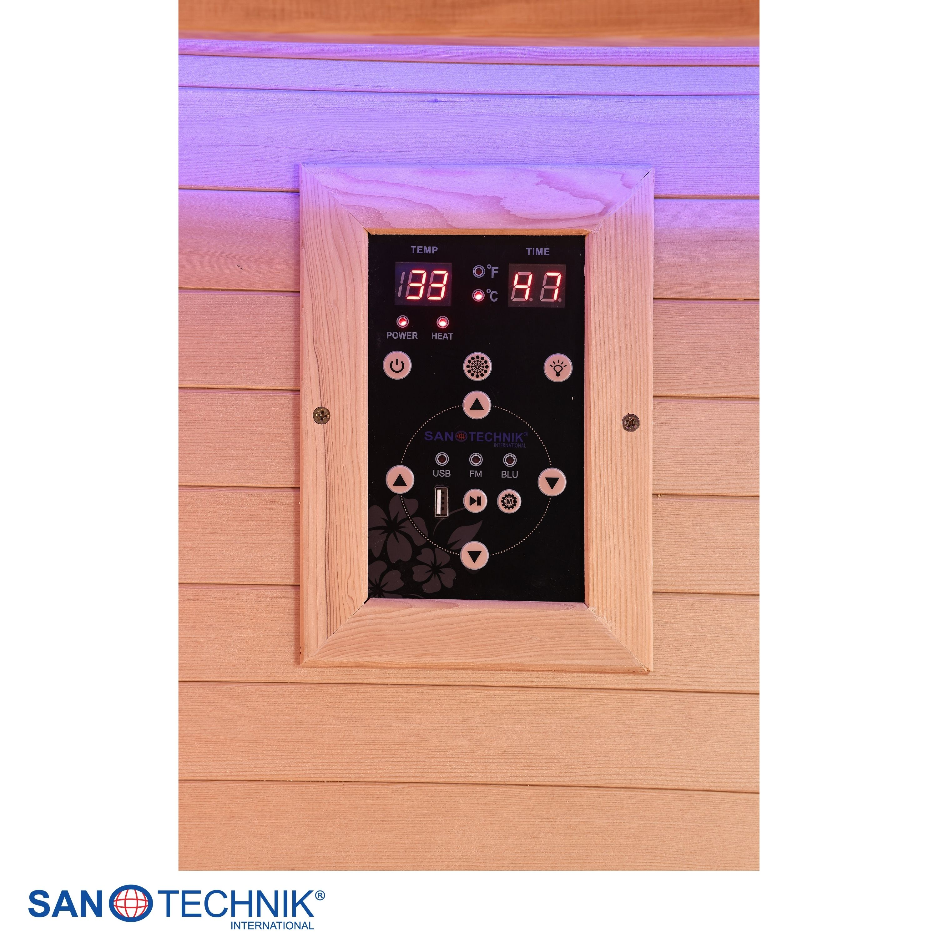 Ein Holzpanel mit einem digitalen Bedienfeld für eine Sauna. Es zeigt Temperatur und Zeit an.