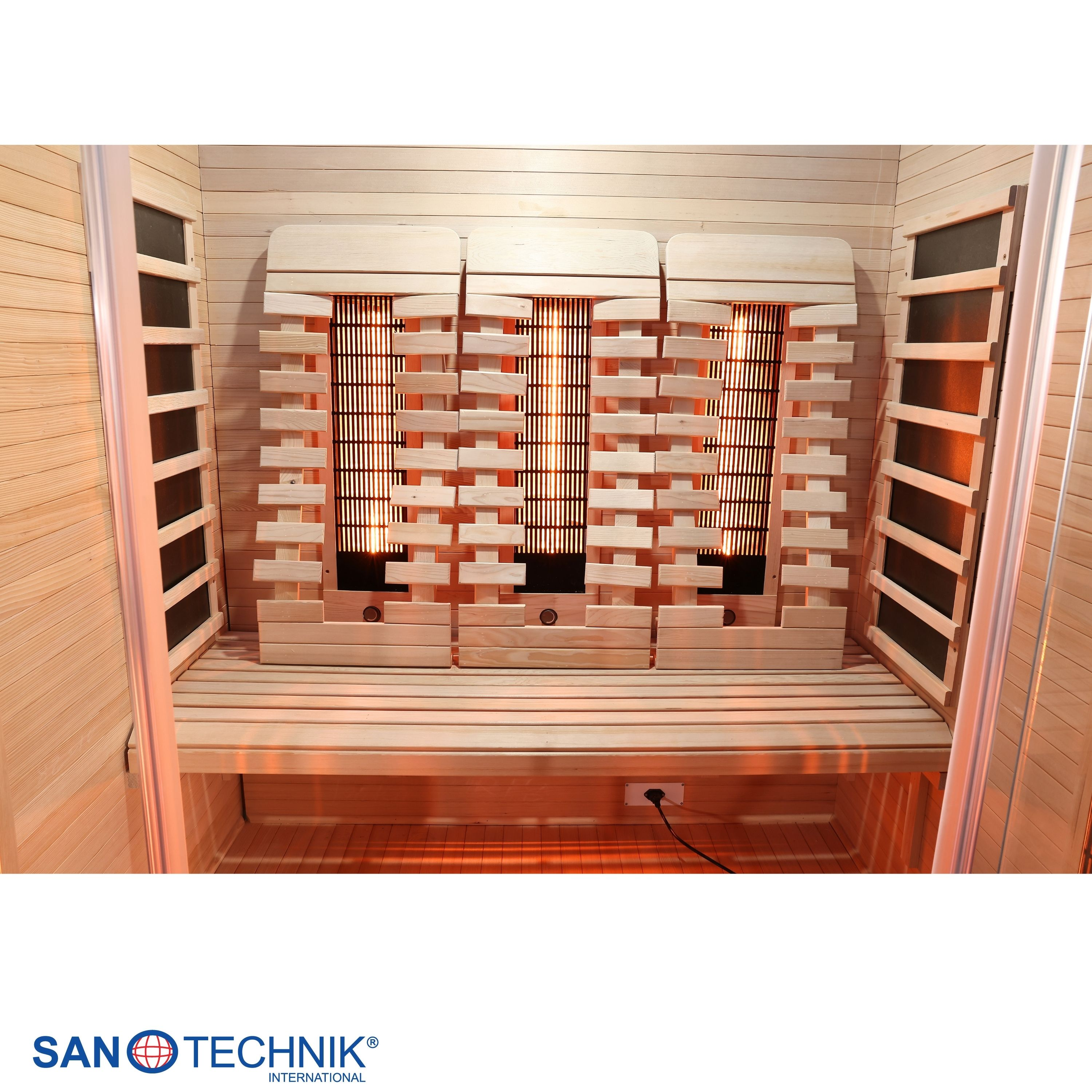 Holzsauna mit Heizstäben und Sitzbänken, beleuchtet mit rotem Licht.