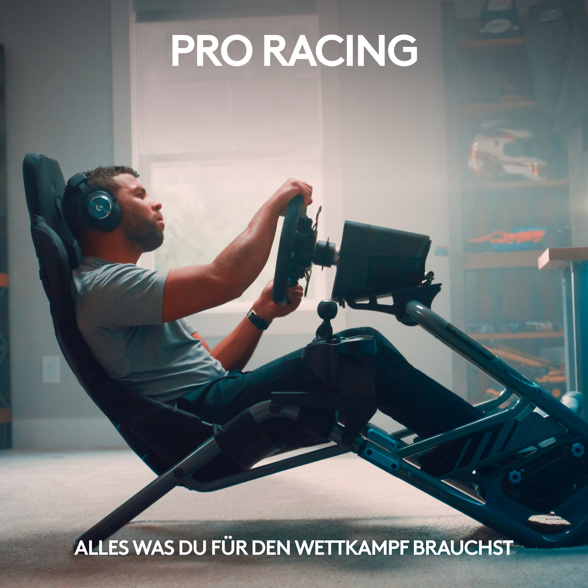 Mann in Kopfhörern spielt Rennsimulation mit Lenkrad und Sitz.