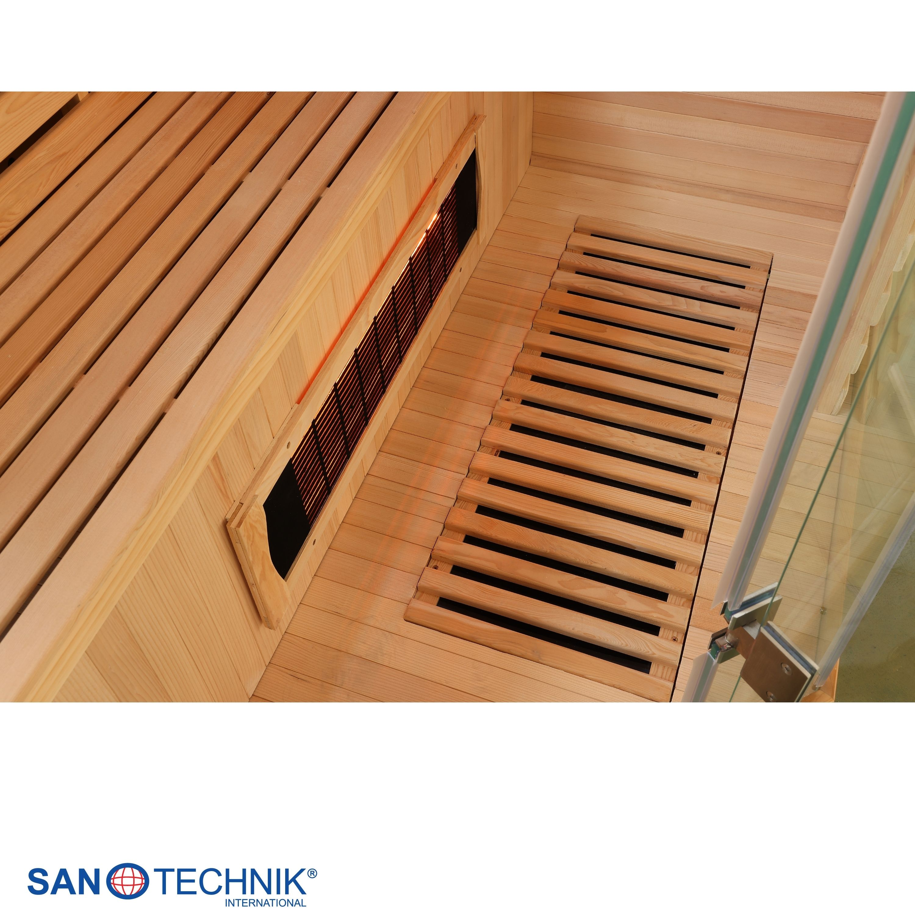 Sauna-Innenraum aus Holz mit Bänken, Heizung und Glastür.