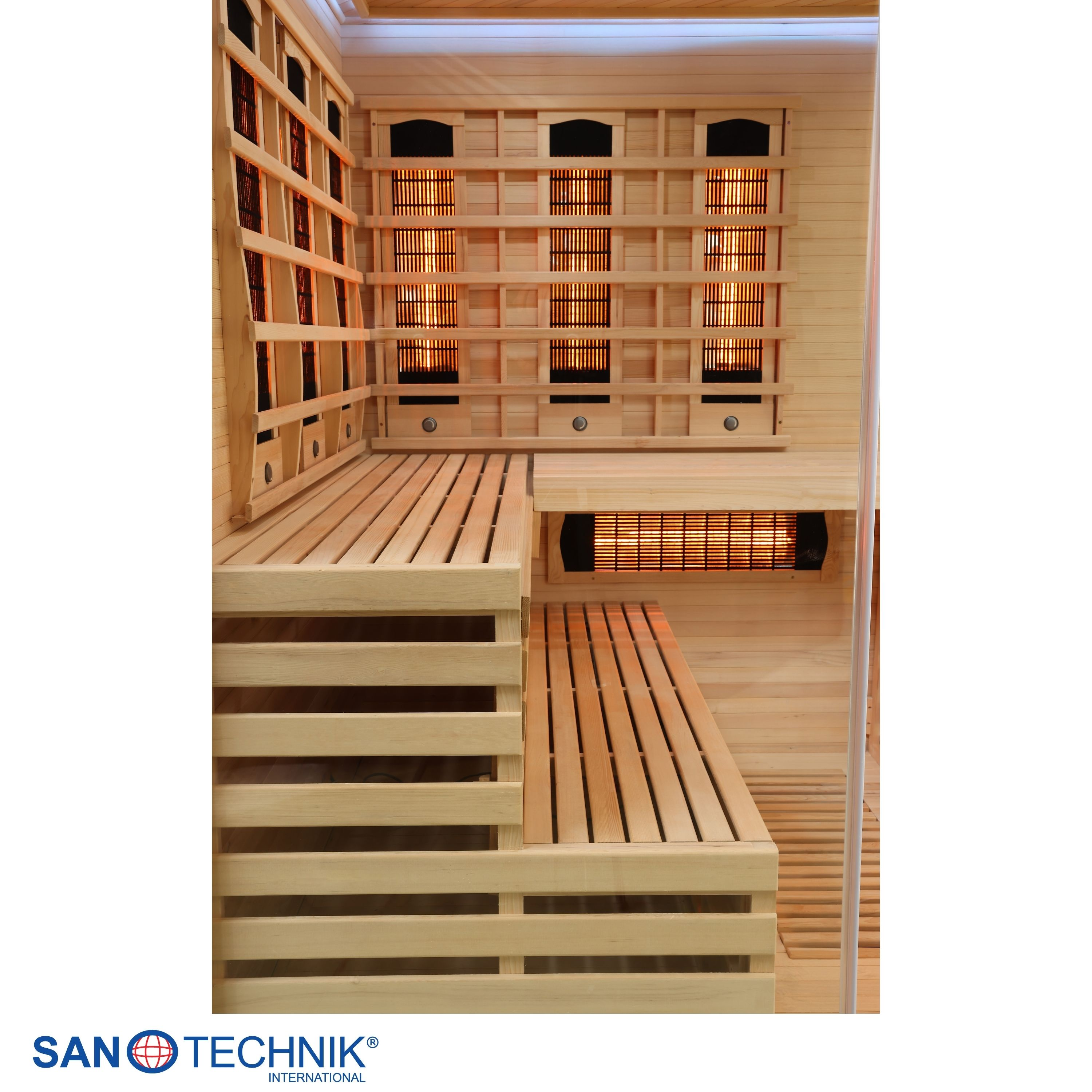 Innenansicht einer holzverkleideten Sauna mit Sitzbänken und leuchtenden Heizstrahlern.