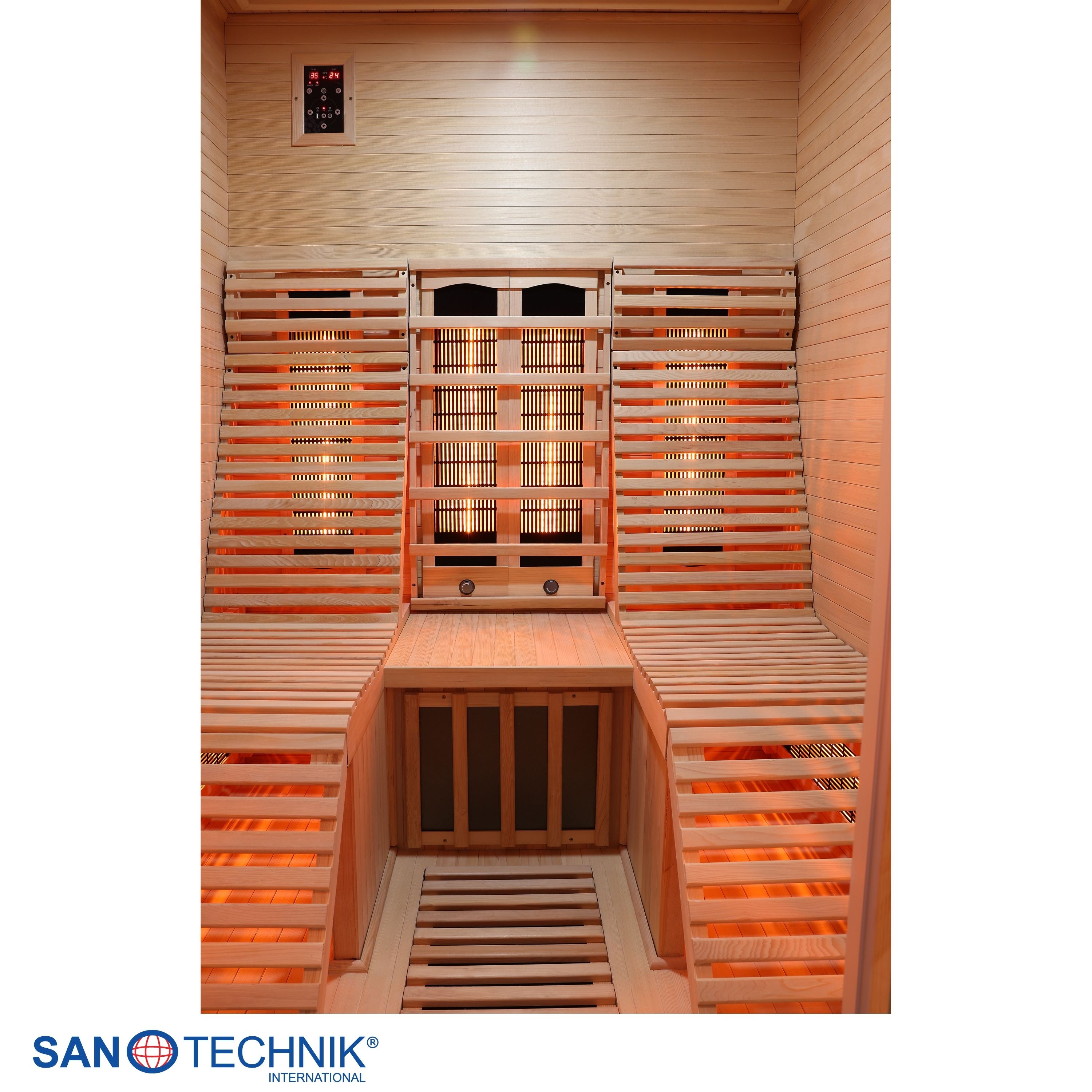 Eine holzgetäfelte Sauna mit Sitzbänken und Infrarotstrahlern.