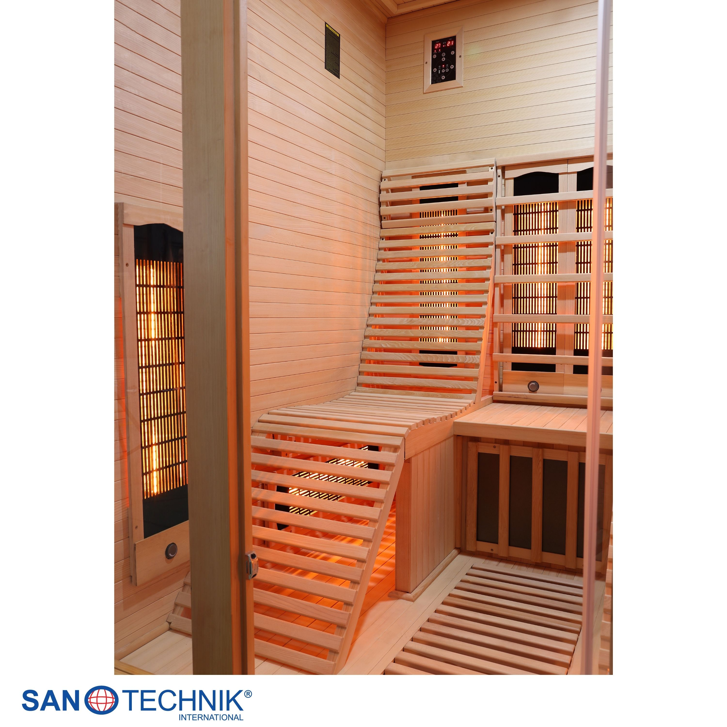 Holzsauna mit Sitzbank, Heizstrahler und digitaler Steuerung.