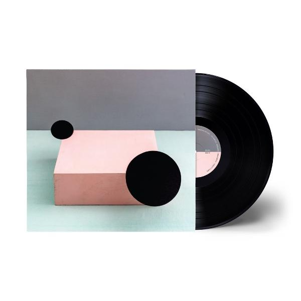 Schallplatte mit Cover: Rosa Block, grauer Hintergrund, zwei schwarze Kreise.