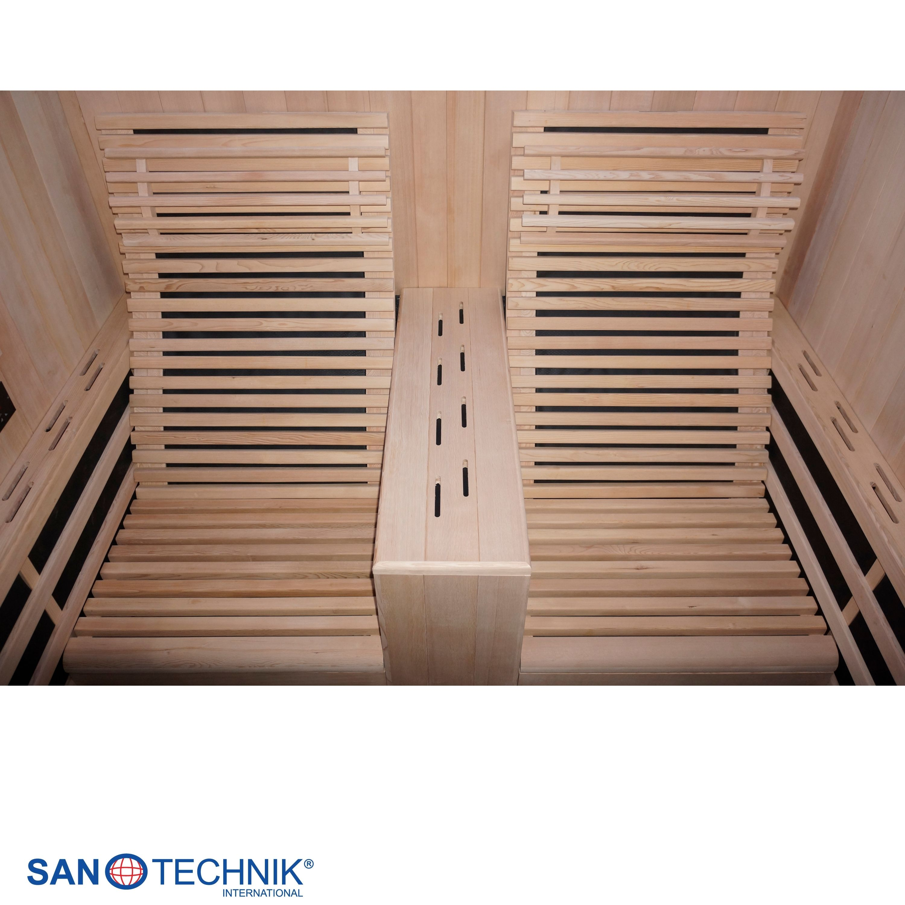 Holzsauna mit Sitzbänken und dunklem Hintergrund. Zentraler Holztresen.