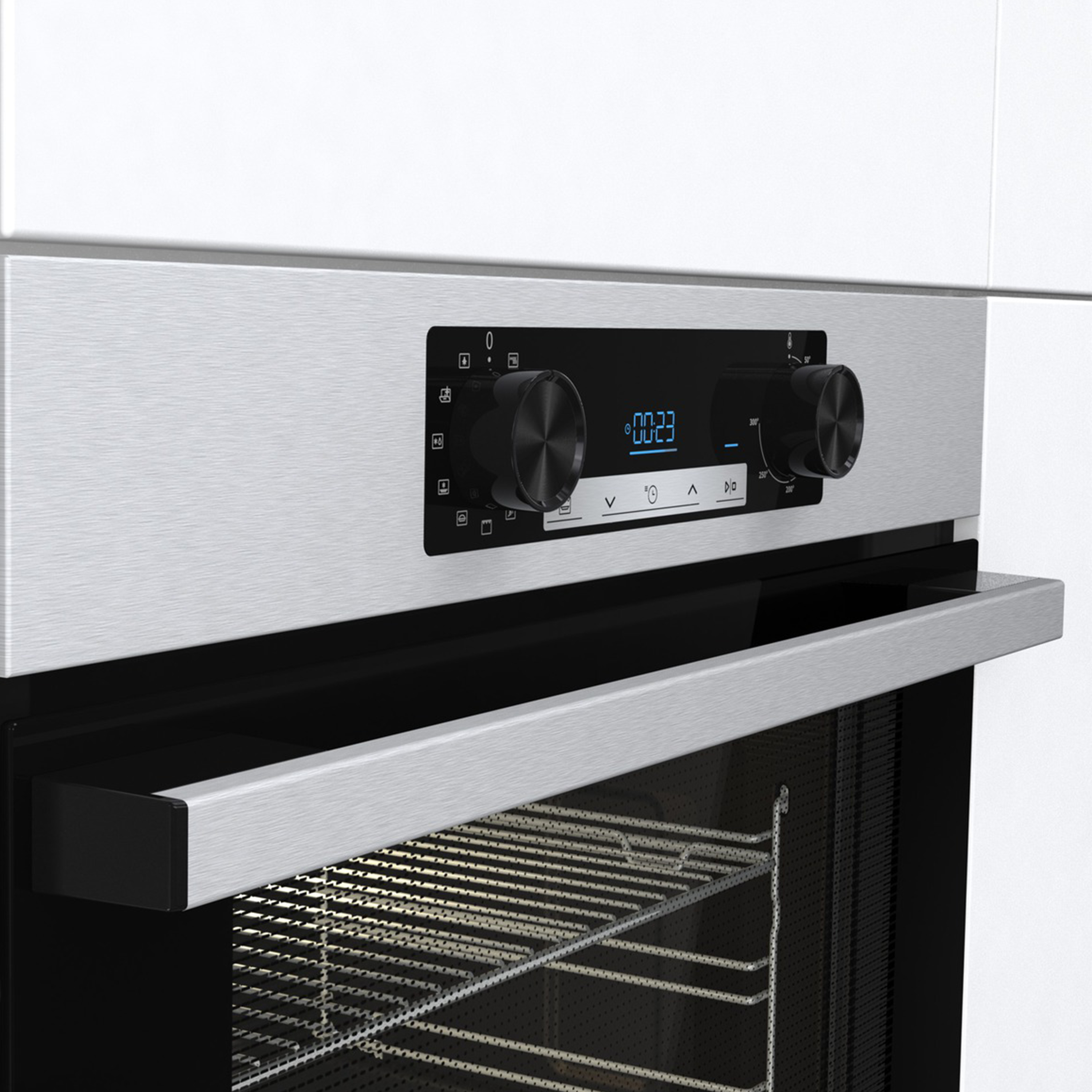 Primer plano de un horno moderno de acero inoxidable con pantalla digital y mandos.