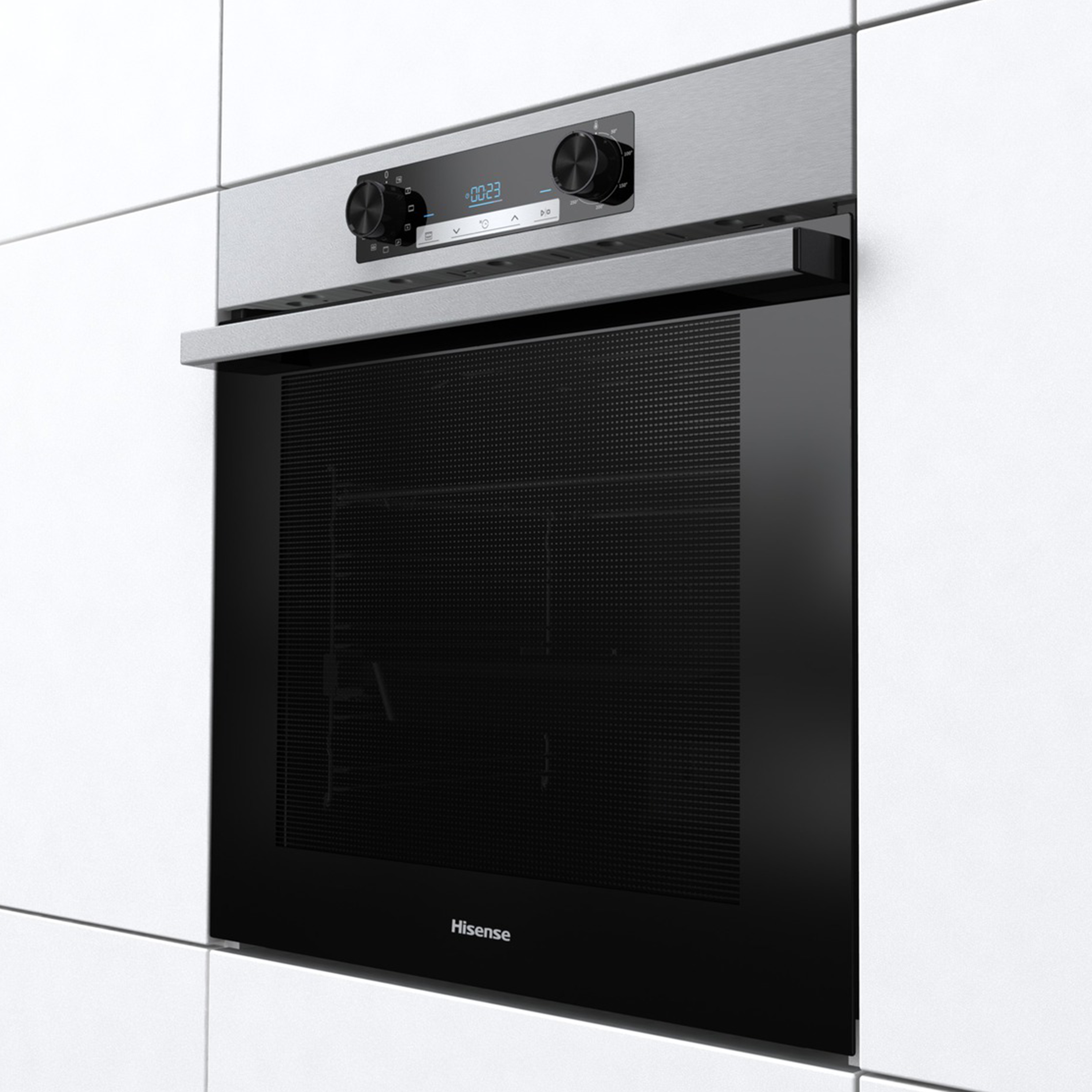 Un horno Hisense moderno con puerta de cristal negra y pantalla digital.