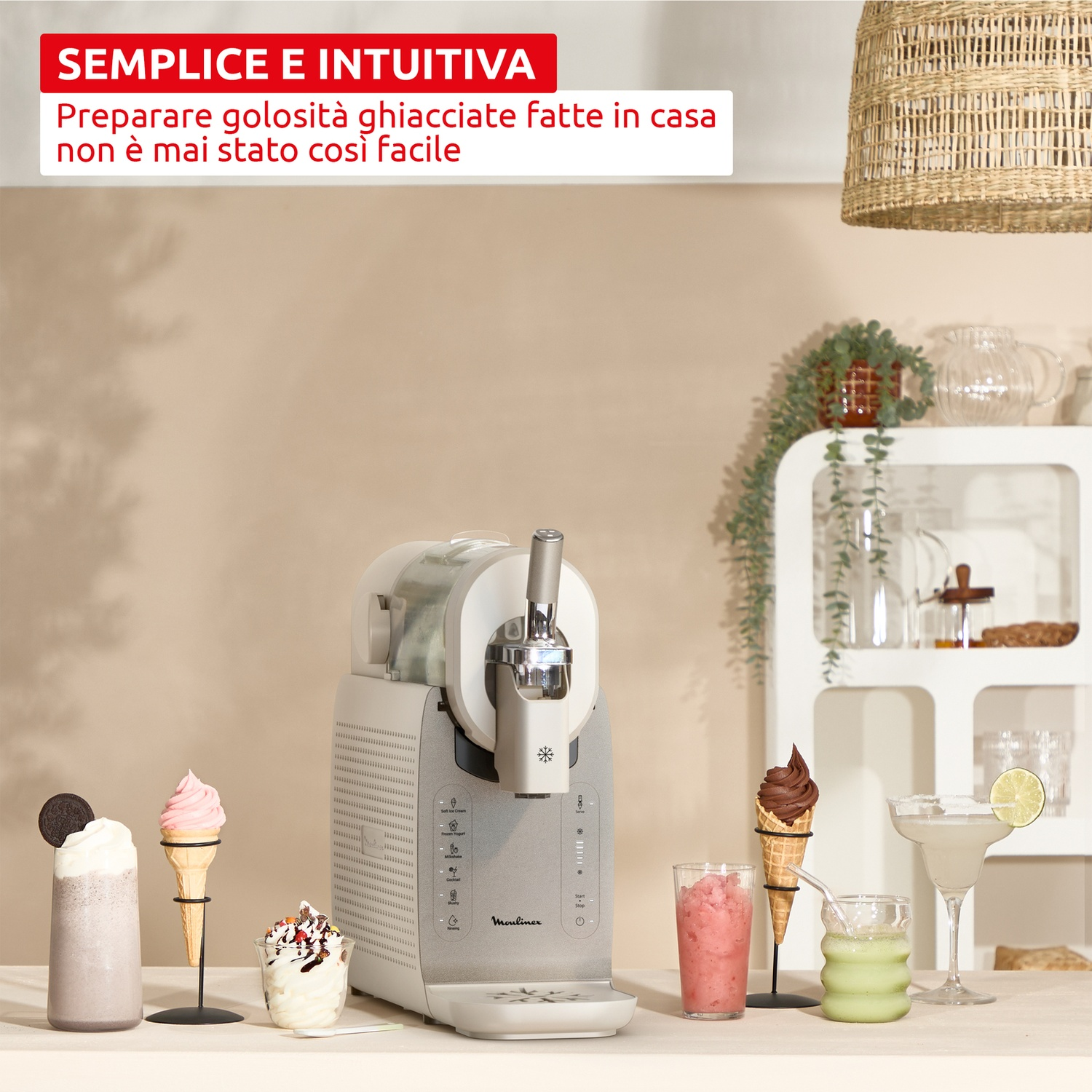 Macchina per gelato con gelato, milkshake, bevanda ghiacciata e cocktail.