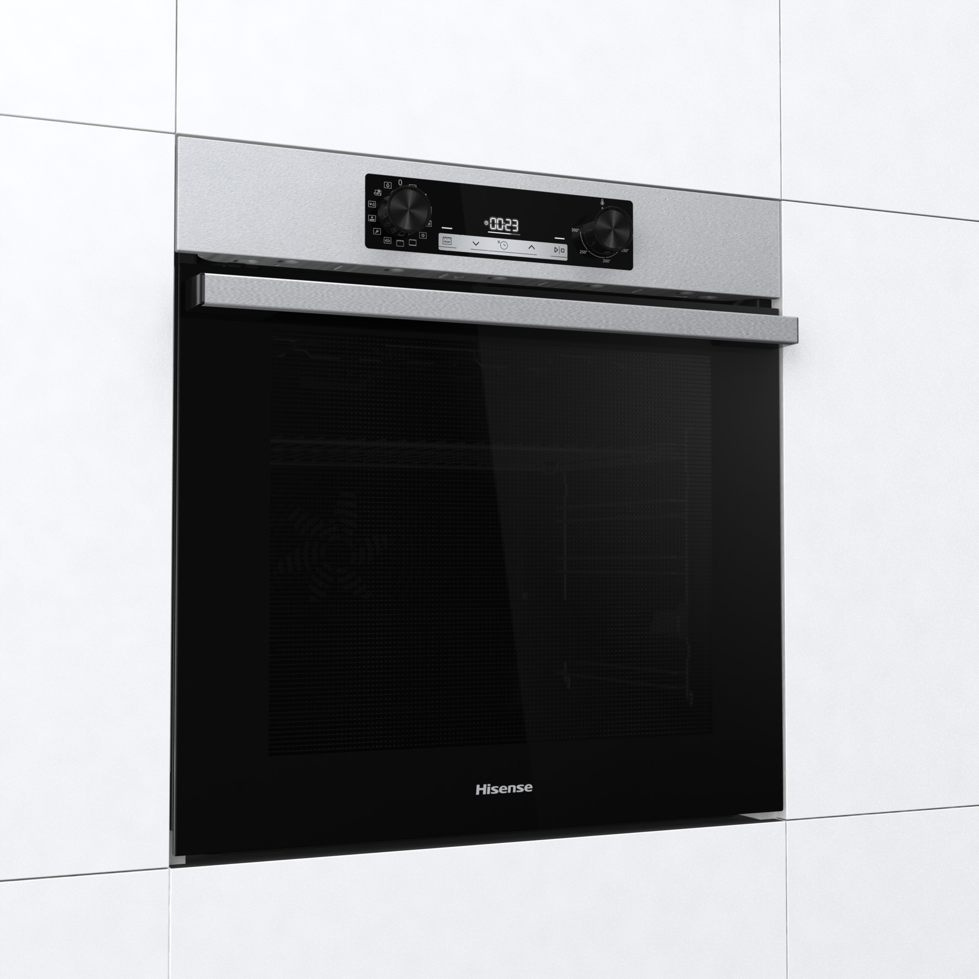 Un horno Hisense moderno de acero inoxidable está empotrado en gabinetes blancos.