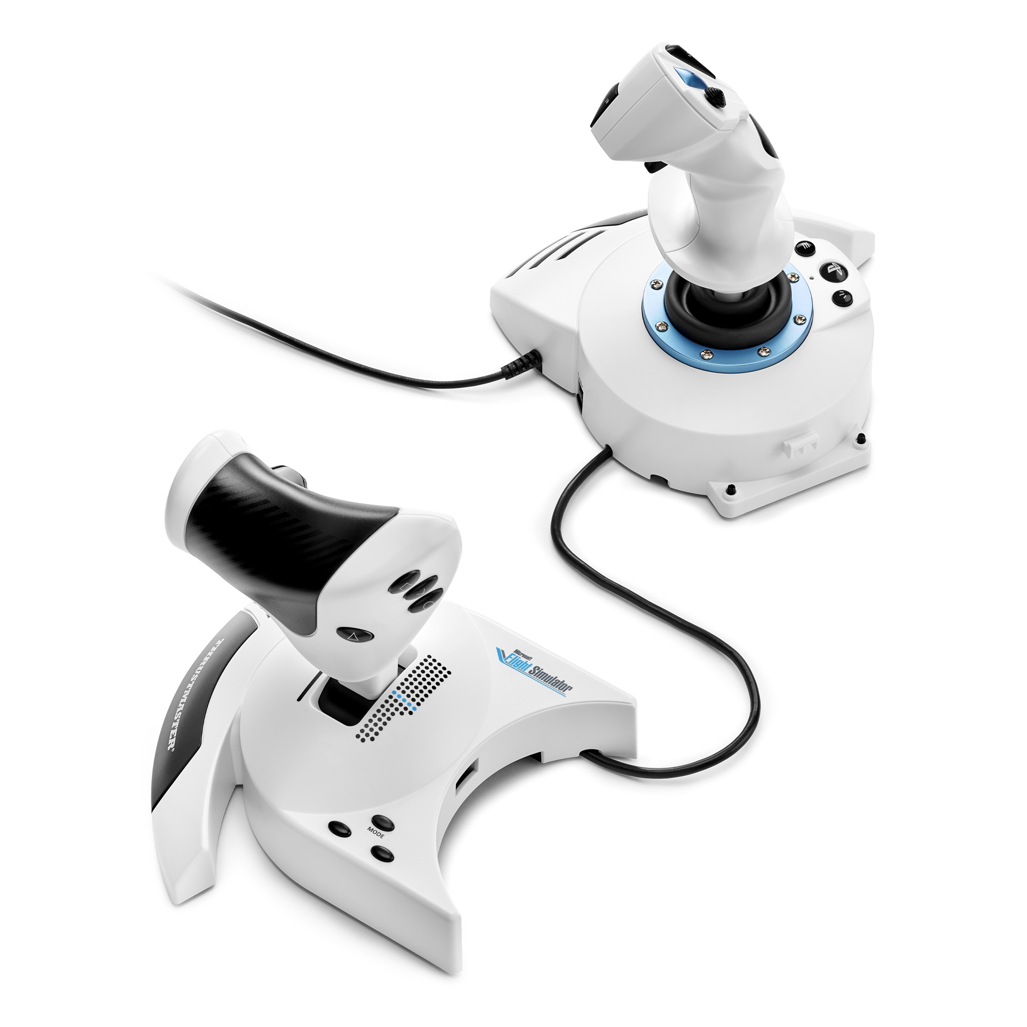 Deux joysticks blancs avec accents noirs et anneaux bleus, reliés par des câbles.