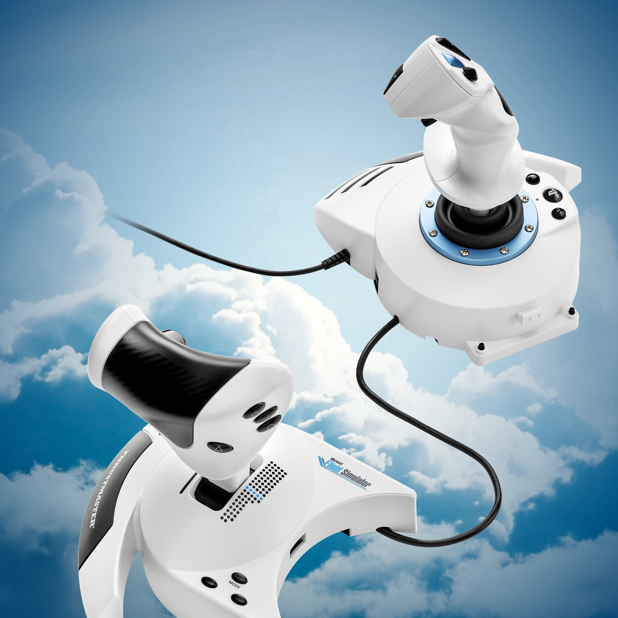 Deux simulateurs de vol blancs avec joysticks et câbles sur fond de ciel bleu nuageux.