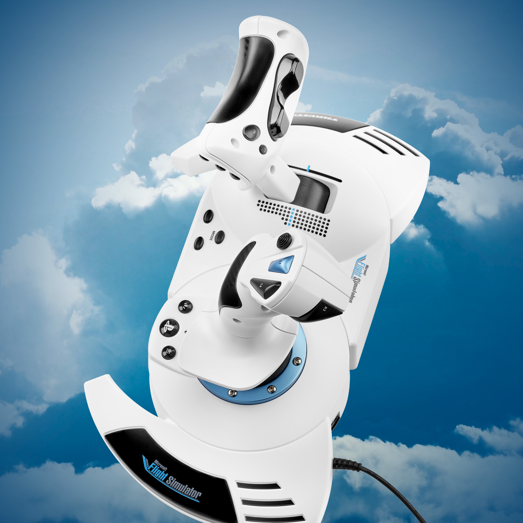 Un joystick blanc pour simulateur de vol avec des accents bleus sur un ciel bleu et nuageux.