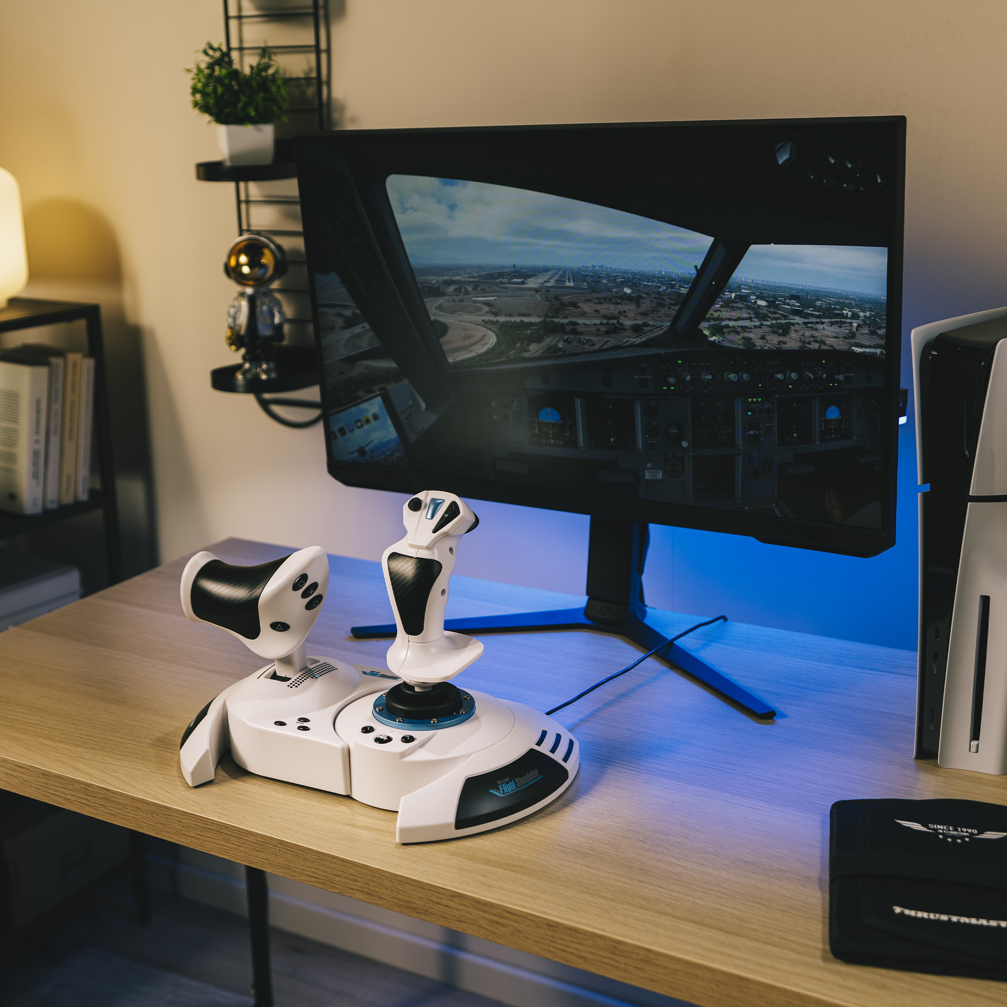 Un joystick de simulateur de vol et un écran affichant une vue de cockpit.